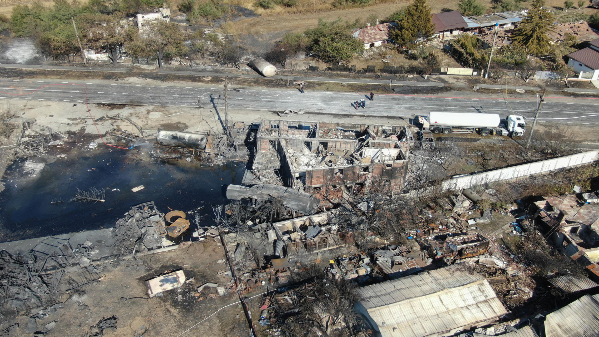 Urmările cumplitului incendiu din Crevedia în IMAGINI – Dezastrul rămas în urma exploziilor de la Crevedia