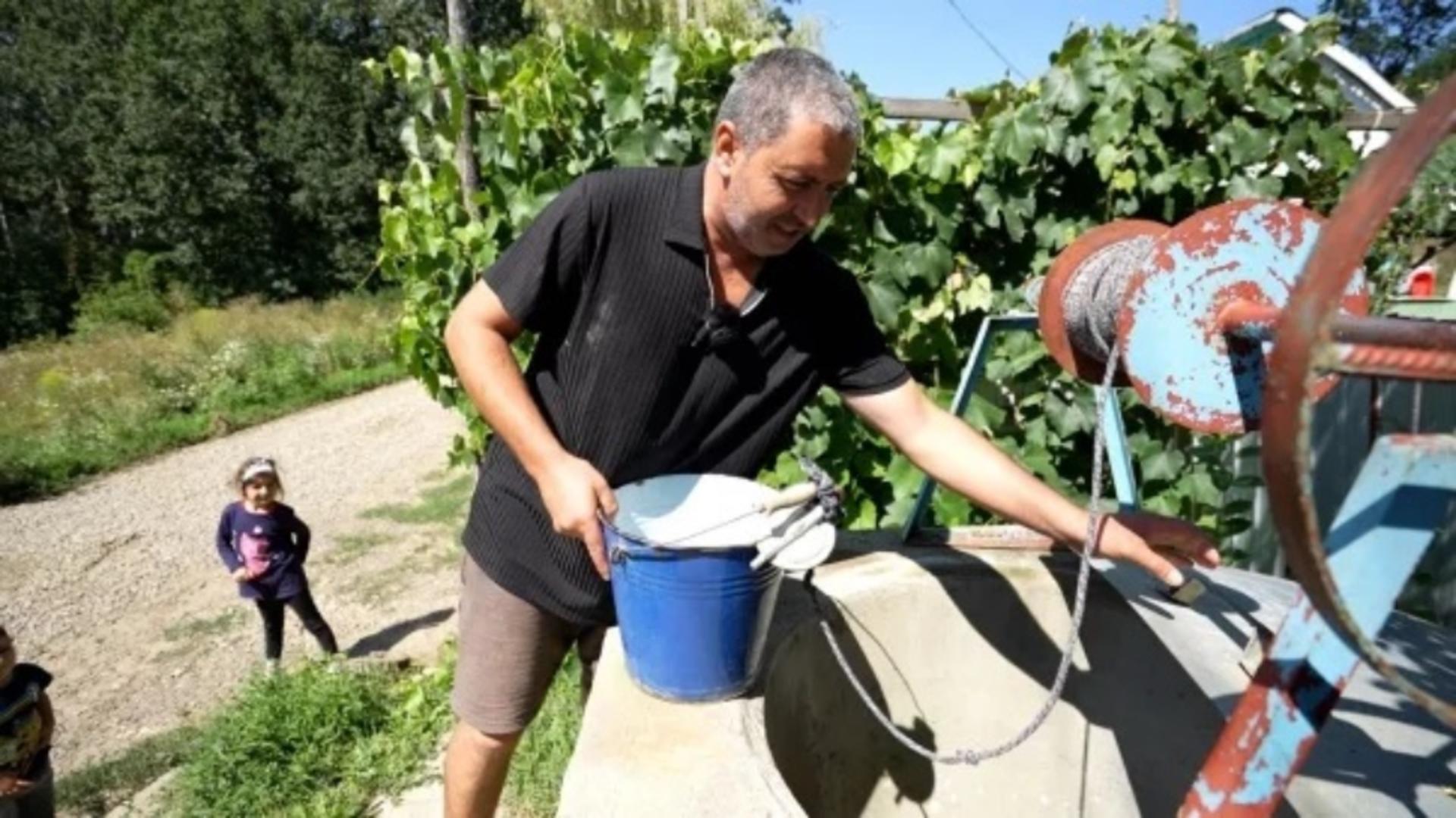 Localnicii din comuna Corni, județul Botoșani, nu au nici acum rețea de apa, dar au acces la internet. Foto: Monitorulbt. 
