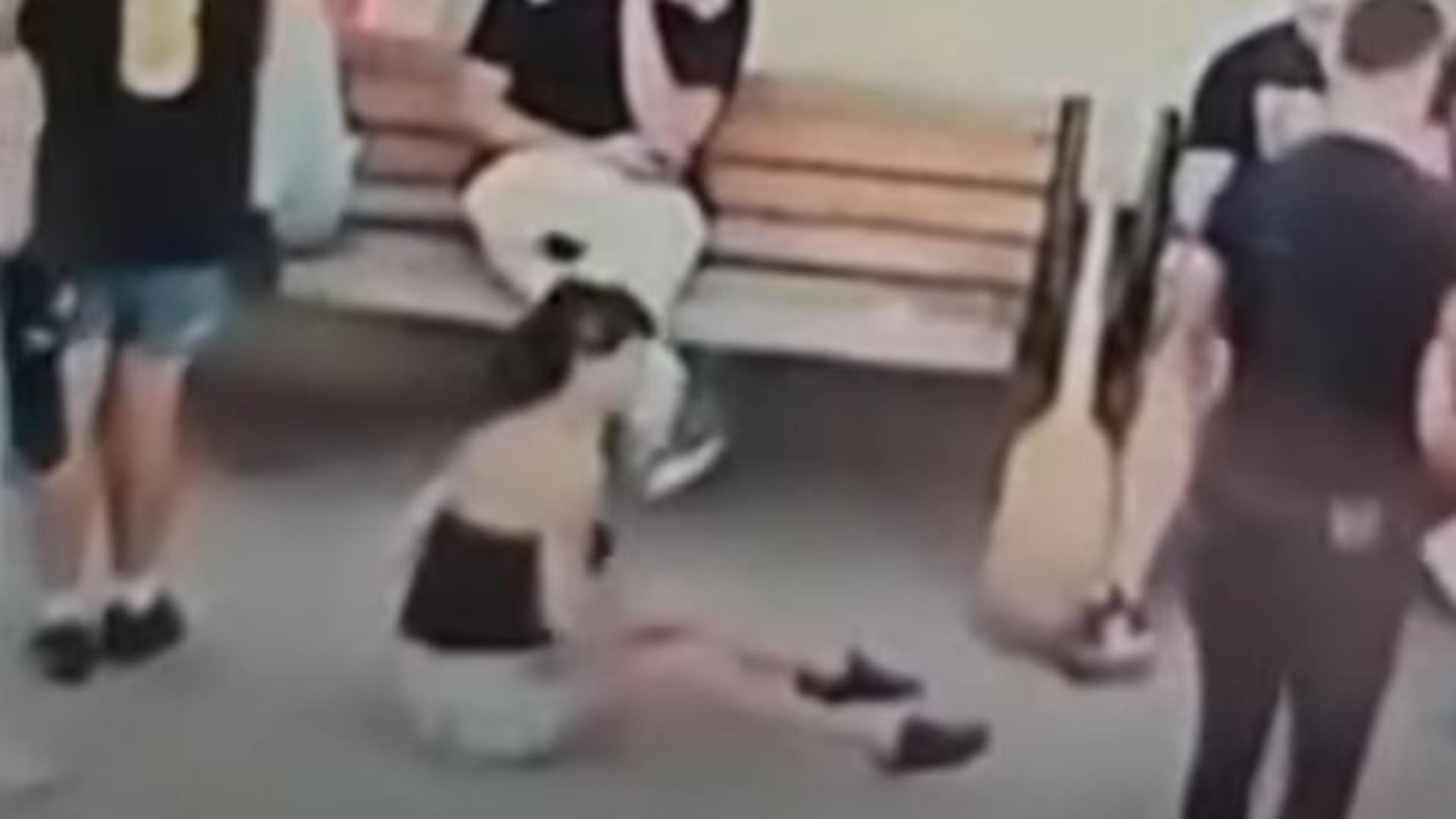 Anchetă de proporții în Iași. Femeie, lovită cu pumnul și trântită la pământ de un polițist VIDEO