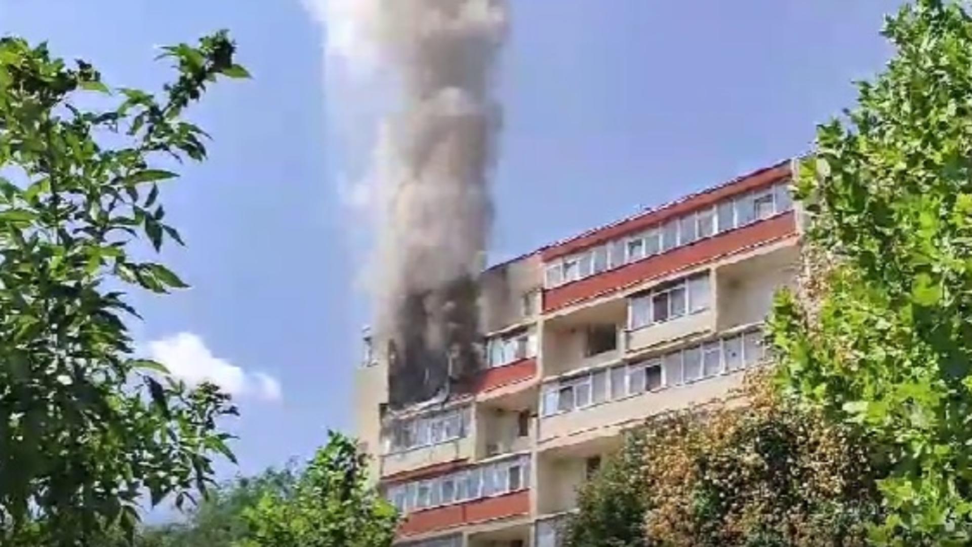 Incendiu violent în Capitală: Bloc în flăcări, locatari evacuați de urgență - Intervenția în forță a pompierilor