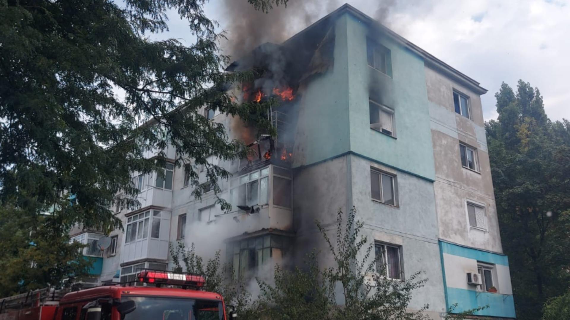 Incendiu puternic, într-un bloc din Craiova: două apartamente, cuprinse de flăcări. Zeci de persoane, evacuate de urgență