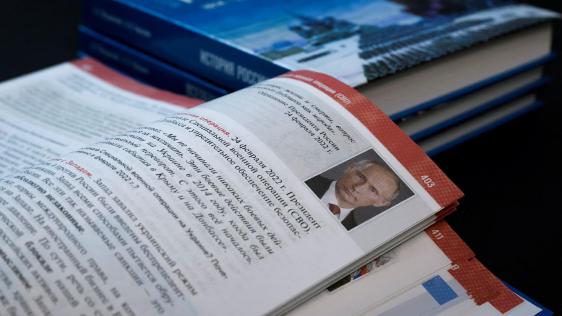 Noile manuale de istorie din Rusia laudă „renașterea” țării sub Vladimir Putin. Foto: Agerpres 
