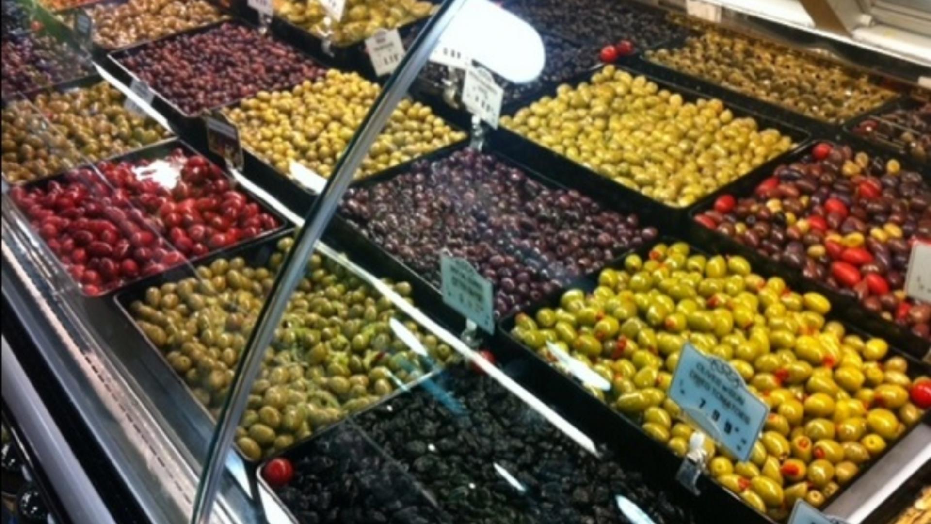 Măsline spălate cu clor pentru a acoperi mucegaiul, într-un mare magazin din România 