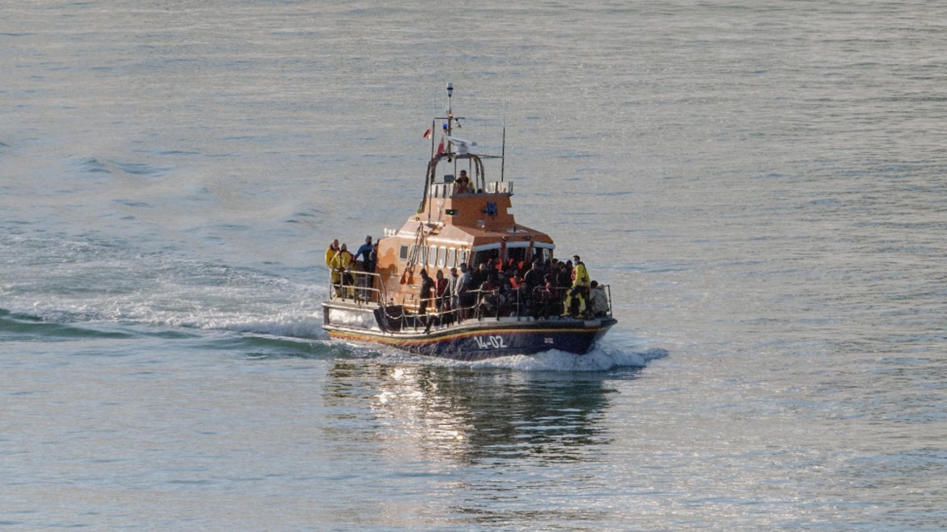 O nouă tragedie cu refugiați. Cel puțin 6 oameni au murit după ce o barcă s-a răsturnat în Canalul Mânecii