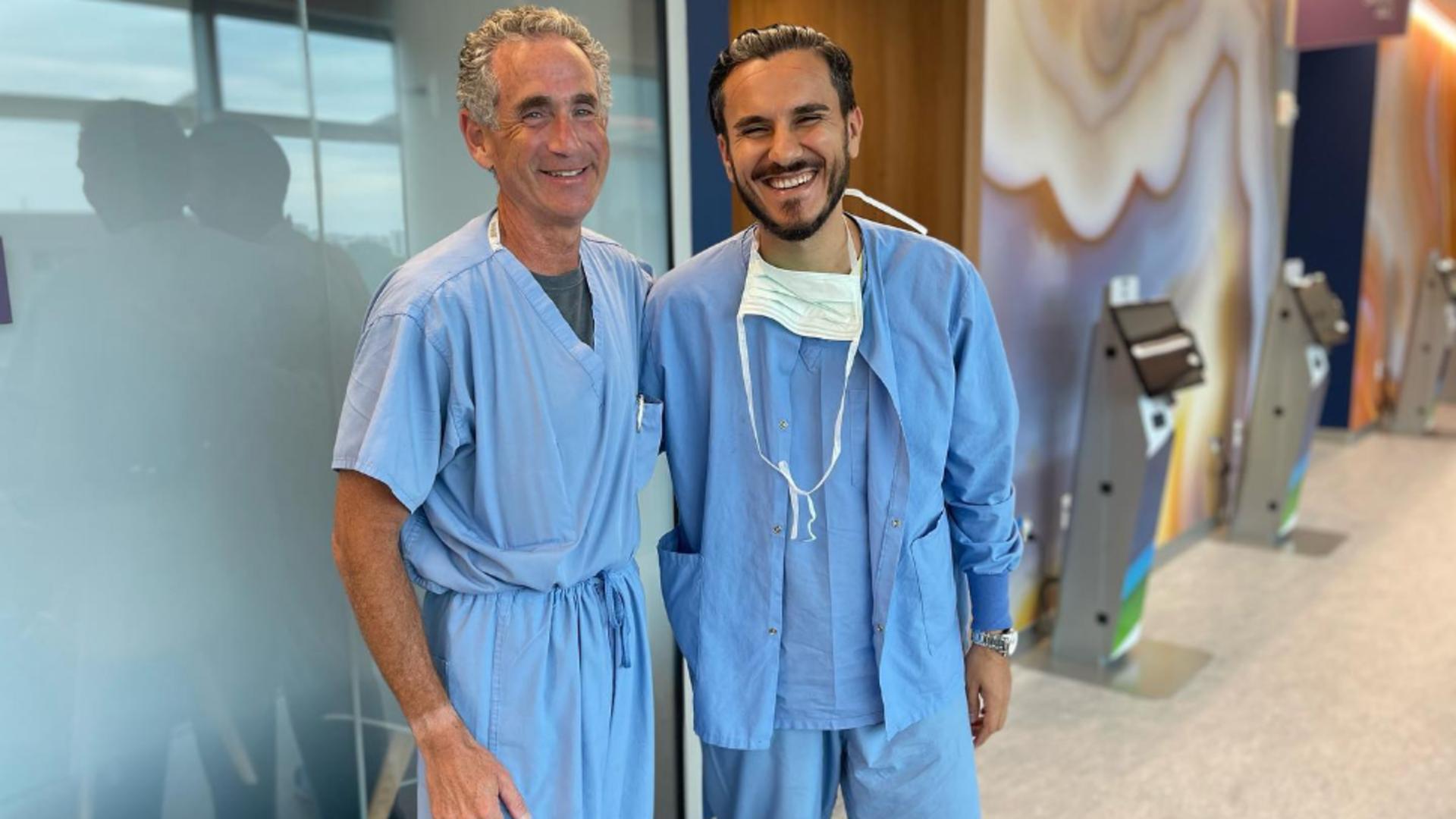 Mihai Dobra (dreapta) și Robert Mordkin, specialist în Urologie, Chirurgie Robotică și Laparoscopică. Foto/Arhivă personală