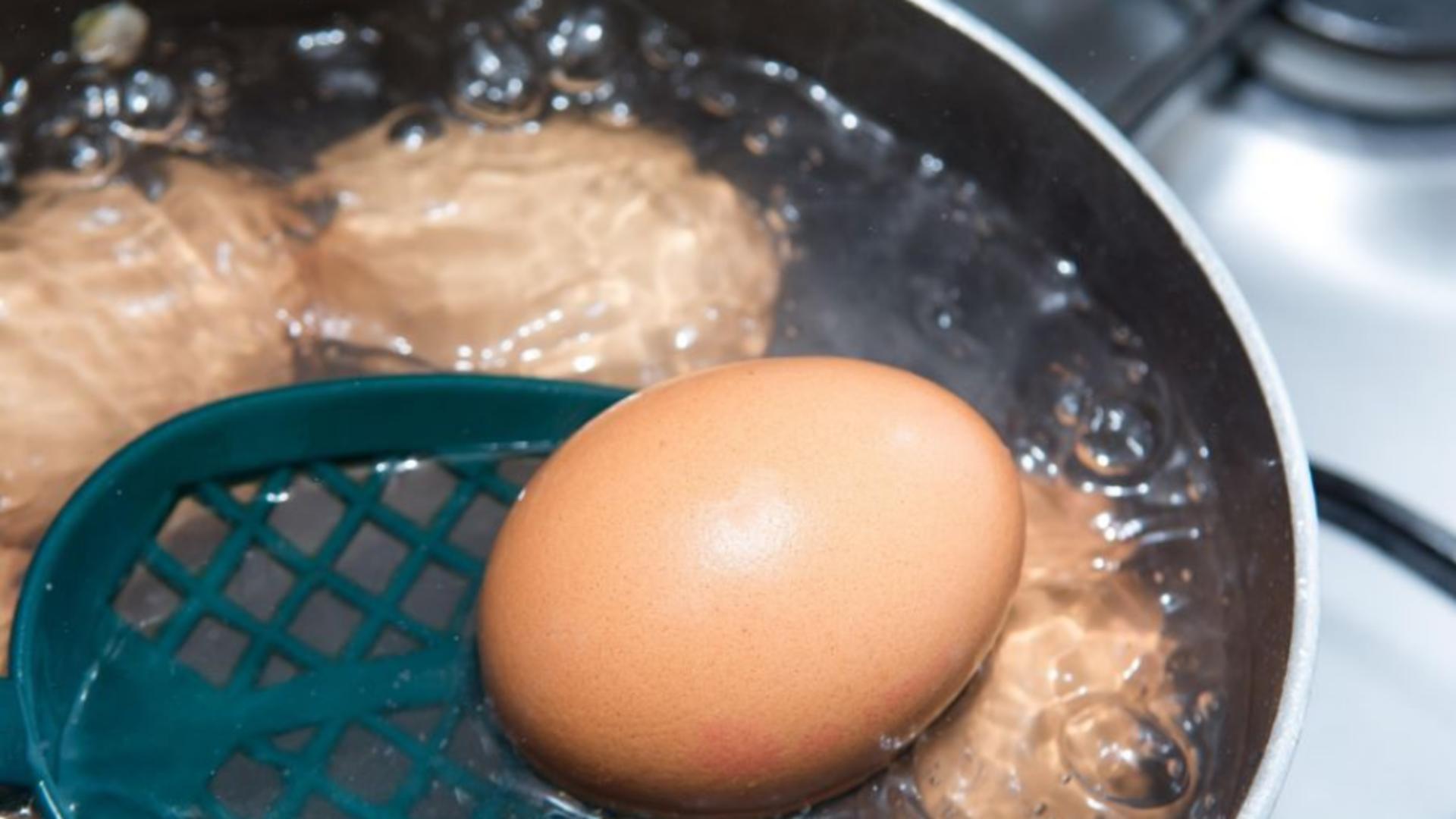De ce să fierbi ouăle în apă minerală? TRUCUL pe care puțină lume îl știe