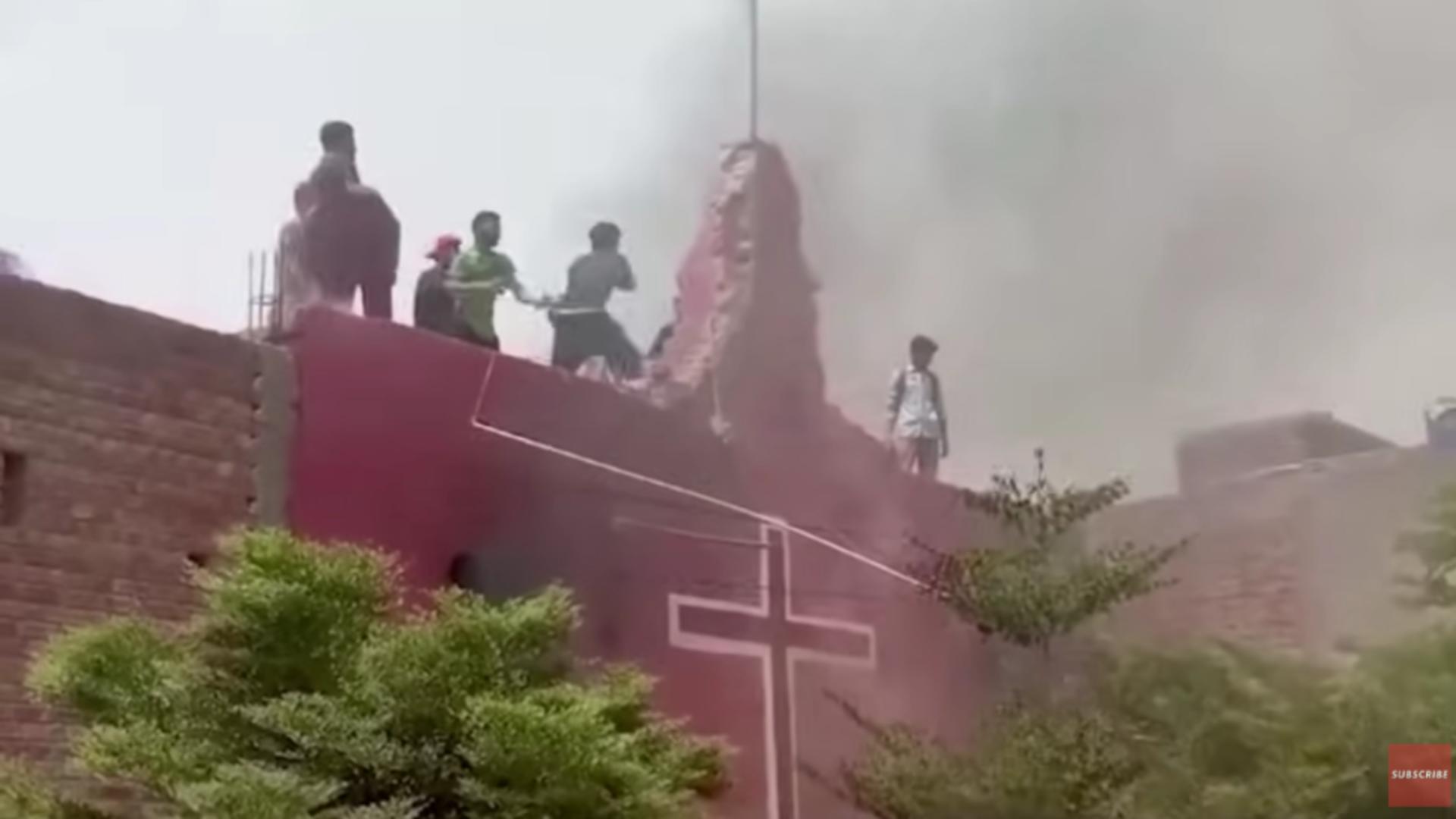 Biserici incendiate în Pakistan. Foto: Captura Youtube