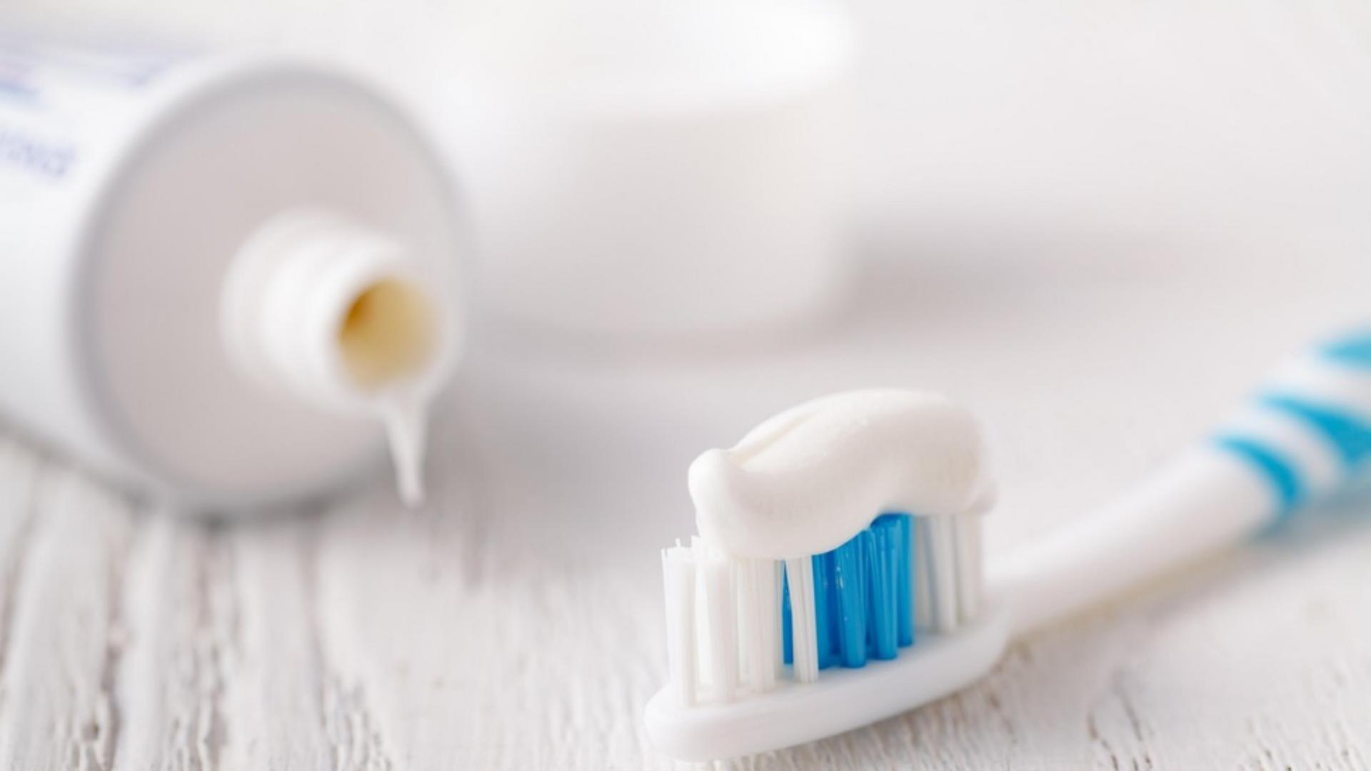 Ingredientele din pasta de dinți pe care ar trebui să le eviți. Foto/Profimedia