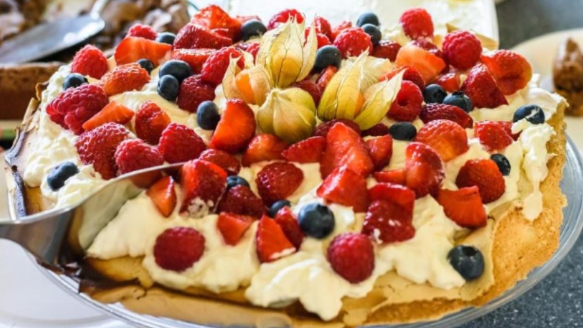 Tortul Pavlova, un desert fin - Rețeta celebrei prăjituri pe care se bat Australia și Noua Zeelandă