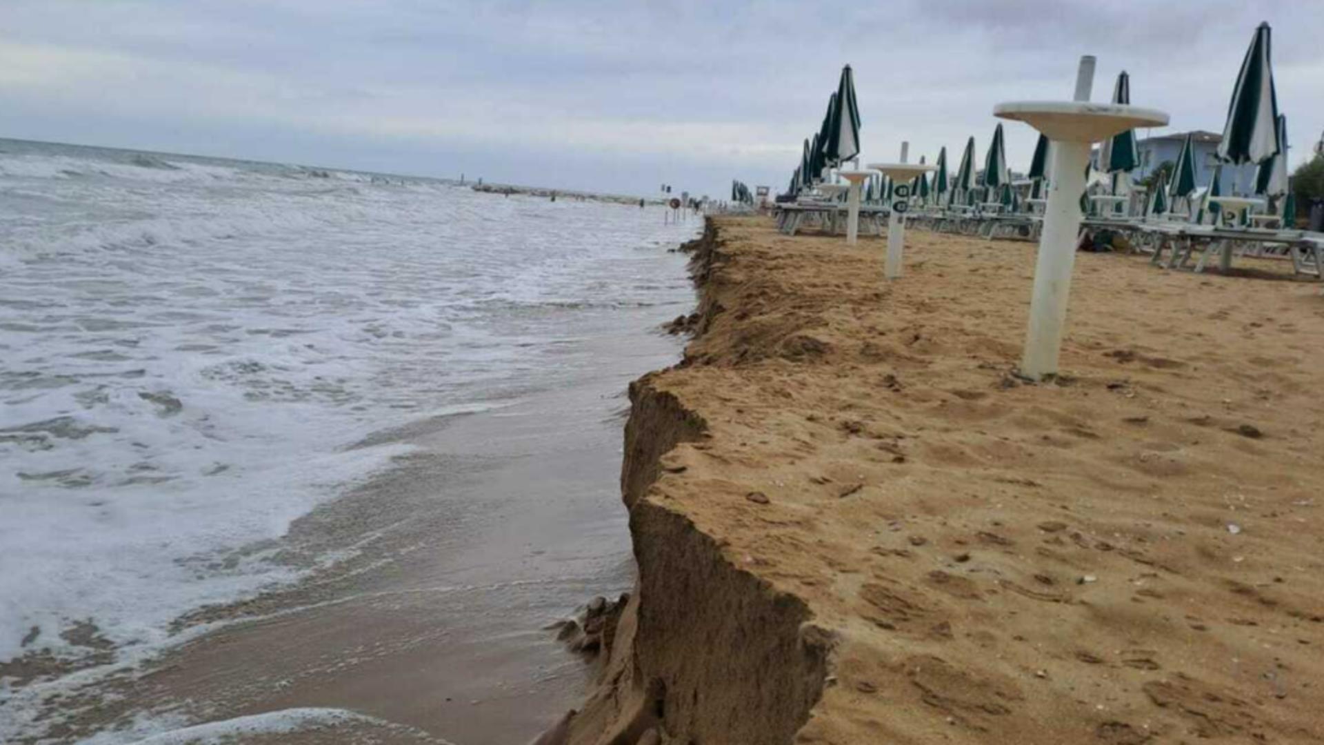 Furtunile au făcut ravagii în Italia. Plajele de la Marea Adriatică sunt de nerecunoscut