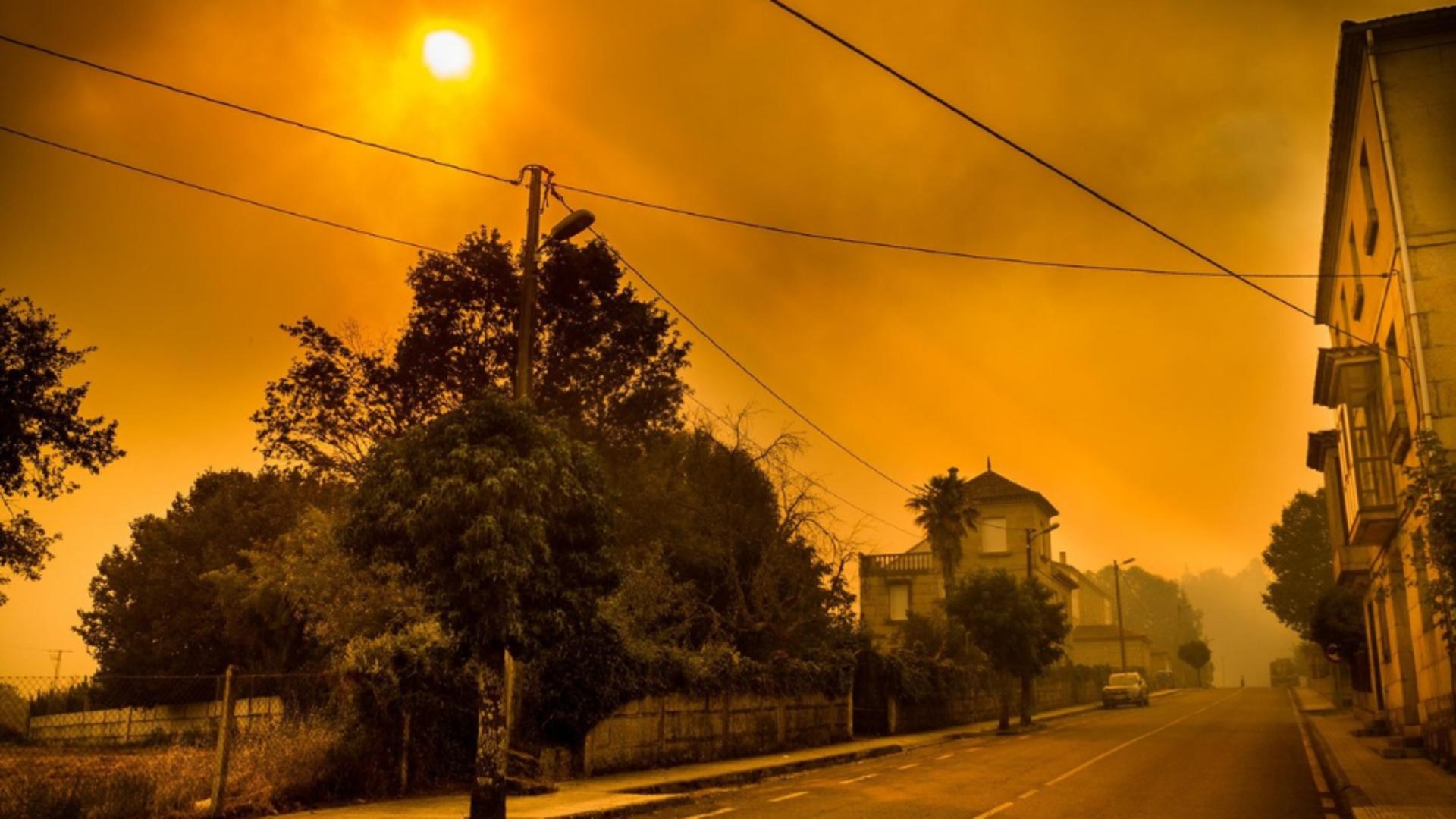 Soarele acoperit de fumul incendiilor din Spania (Profimedia)
