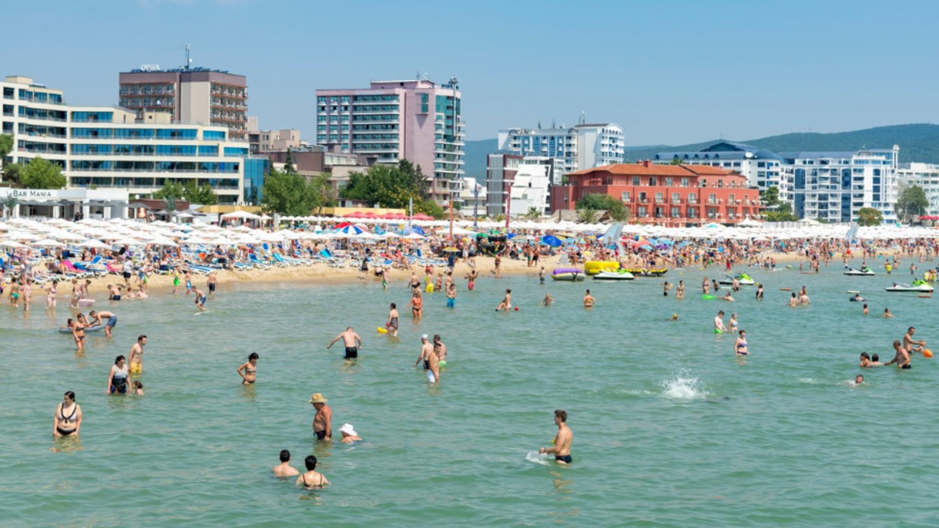 Turiștii români care au fugit din vacanța de pe litoralul Bulgariei avertizează: „Este un focar, efectiv! Stări de vomă, diaree, dureri de cap și musculare, ne simțim cumplit!”