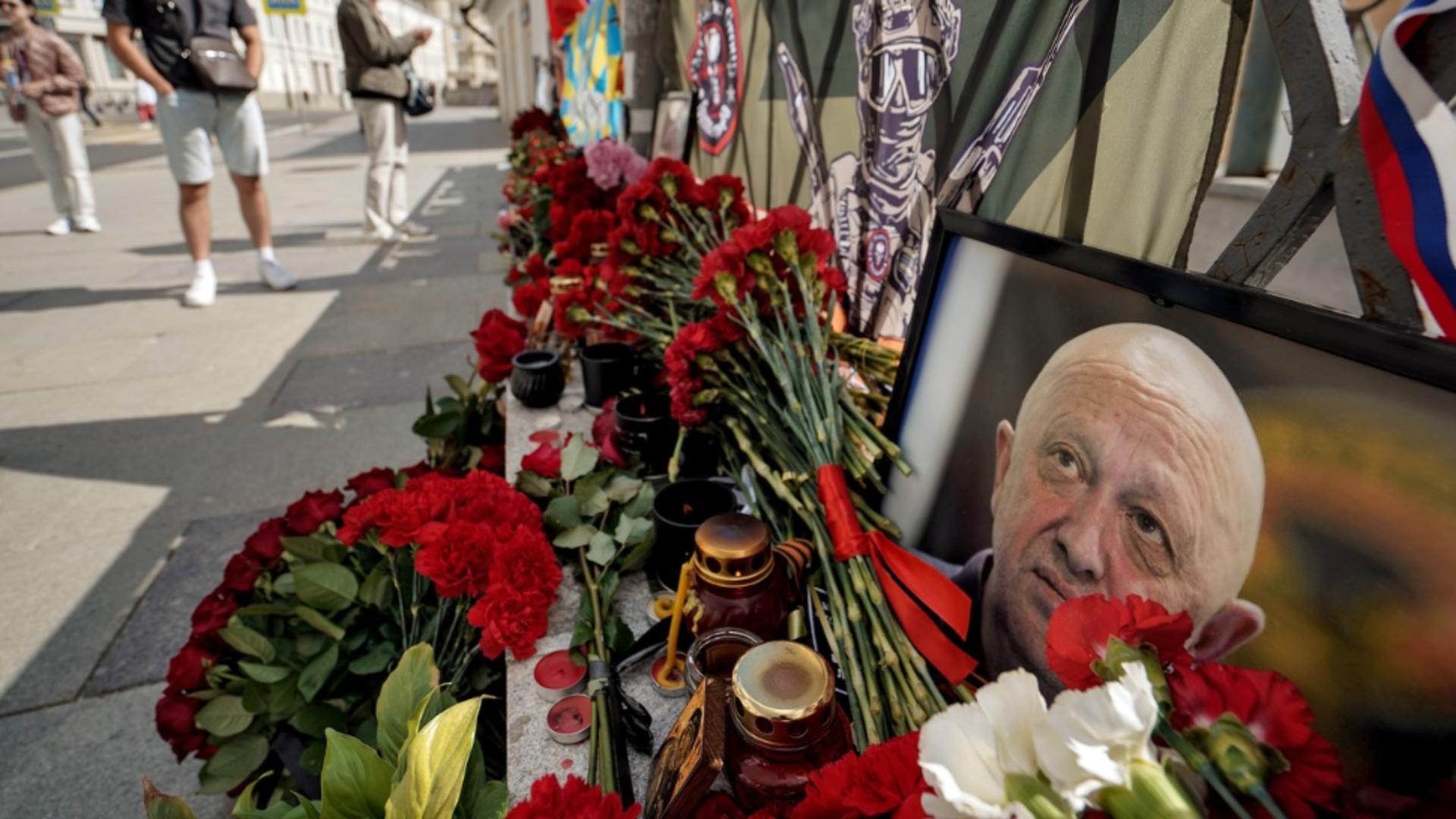 Orașele din Rusia, inundate de flori în memoria lui Prigojin. Oamenii i-au făcut adevărate altare