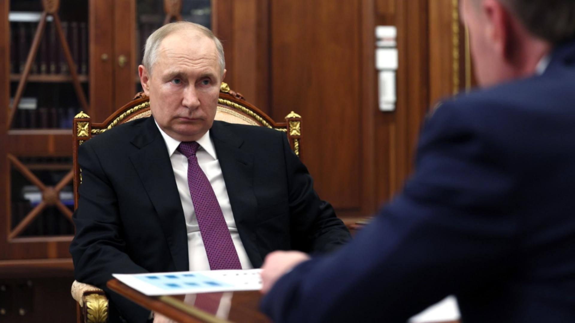 Vladimir Putin apasă pedala propagandei până la podea. Care sunt noile direcții de dezinformare trasate propagandiștilor de la Kremlin