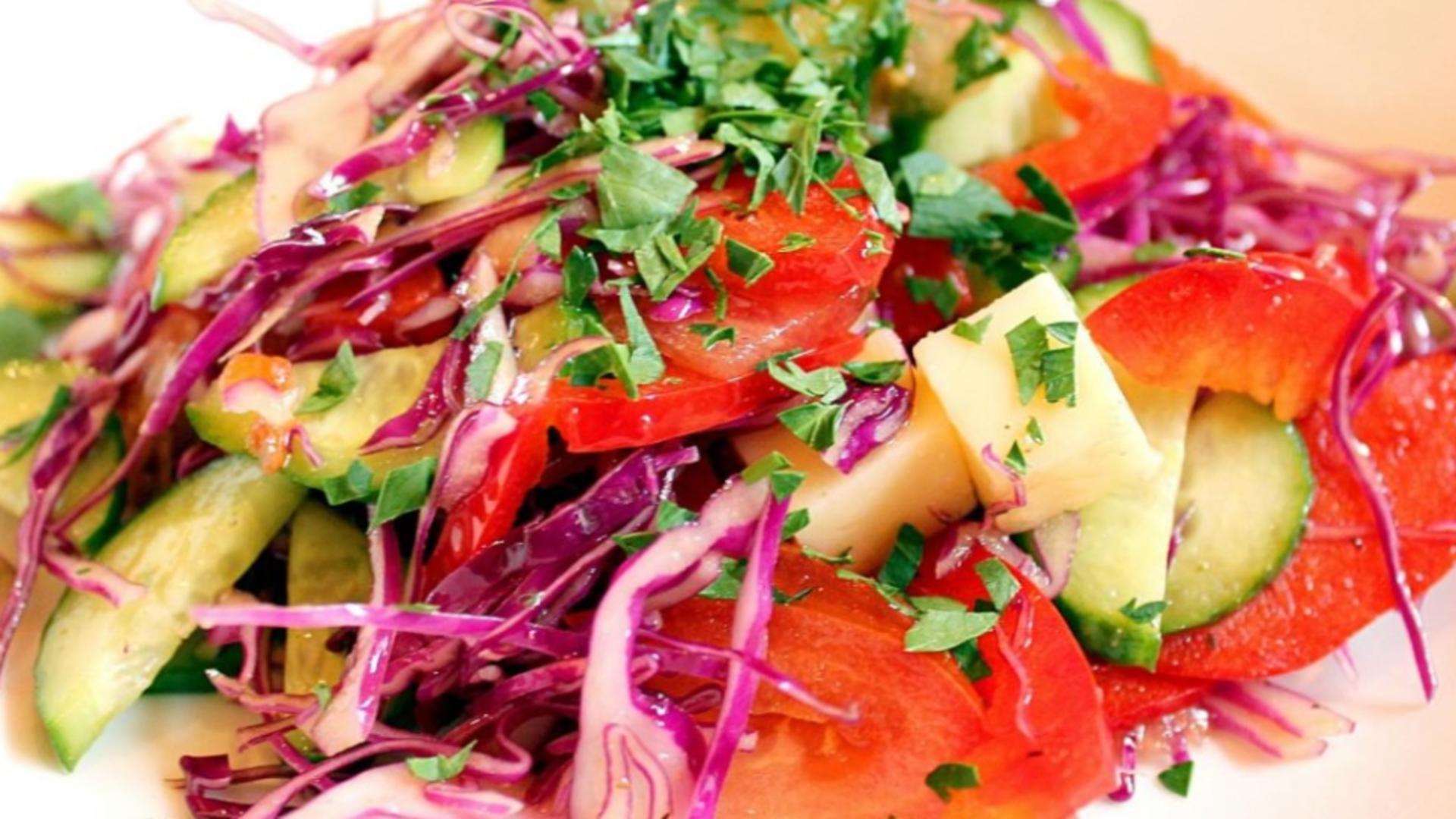 Salata veselă și colorată - cea mai rapidă rețetă pentru o masă simplă de vară