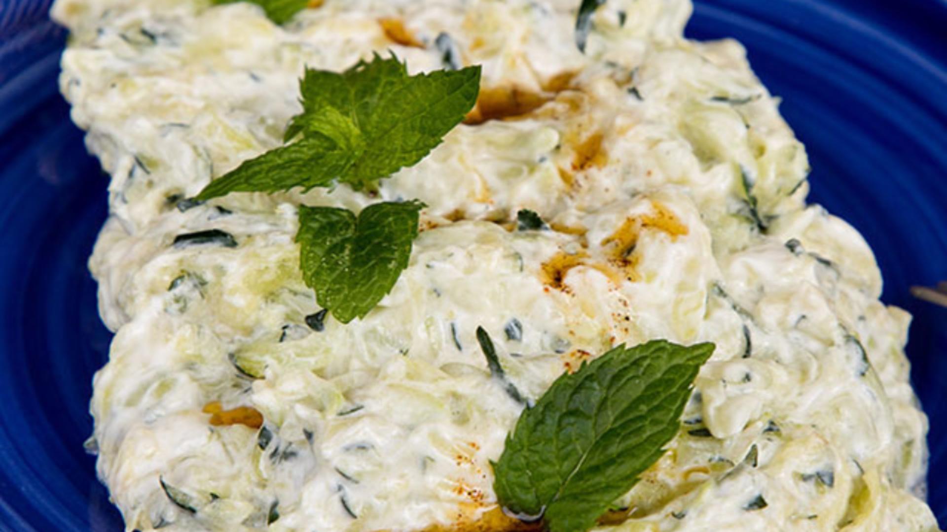 Salata de dovlecei cu iaurt și usturoi – Secretul unei rețete delicioase, perfectă pentru zilele de vară