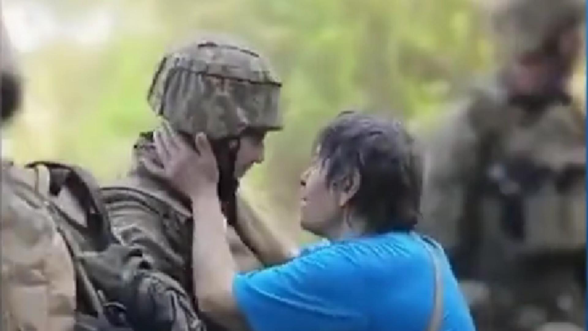 Trupele ucrainene au intrat într-o localitate strategică din sud-est. Femei în vârstă i-au îmbrățișat și au plâns de bucurie – VIDEO