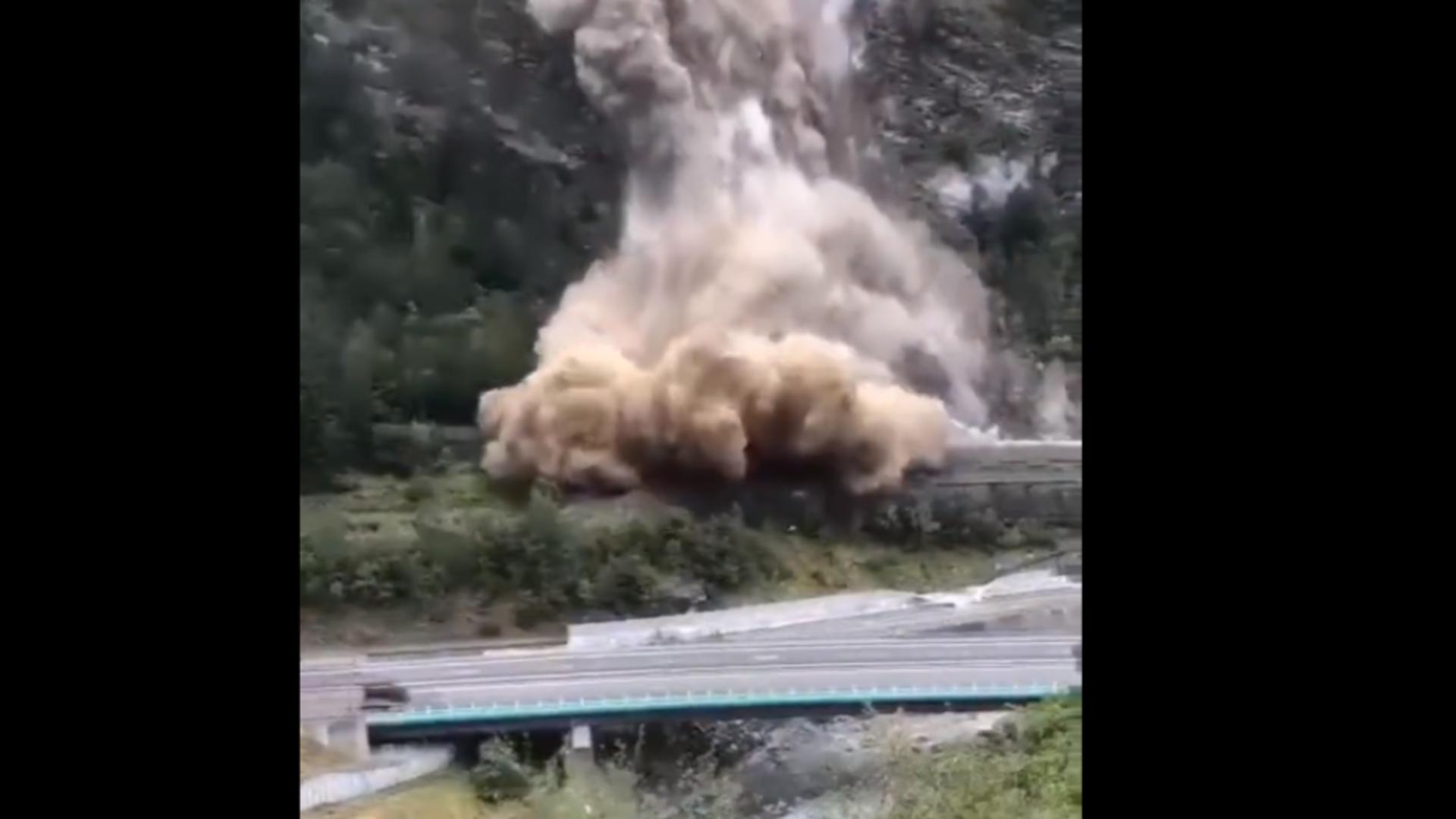 Alunecare masivă de stânci în Savoia. VIDEO spectaculos cu muntele care a luat-o la vale și s-a prăbușit peste autostradă