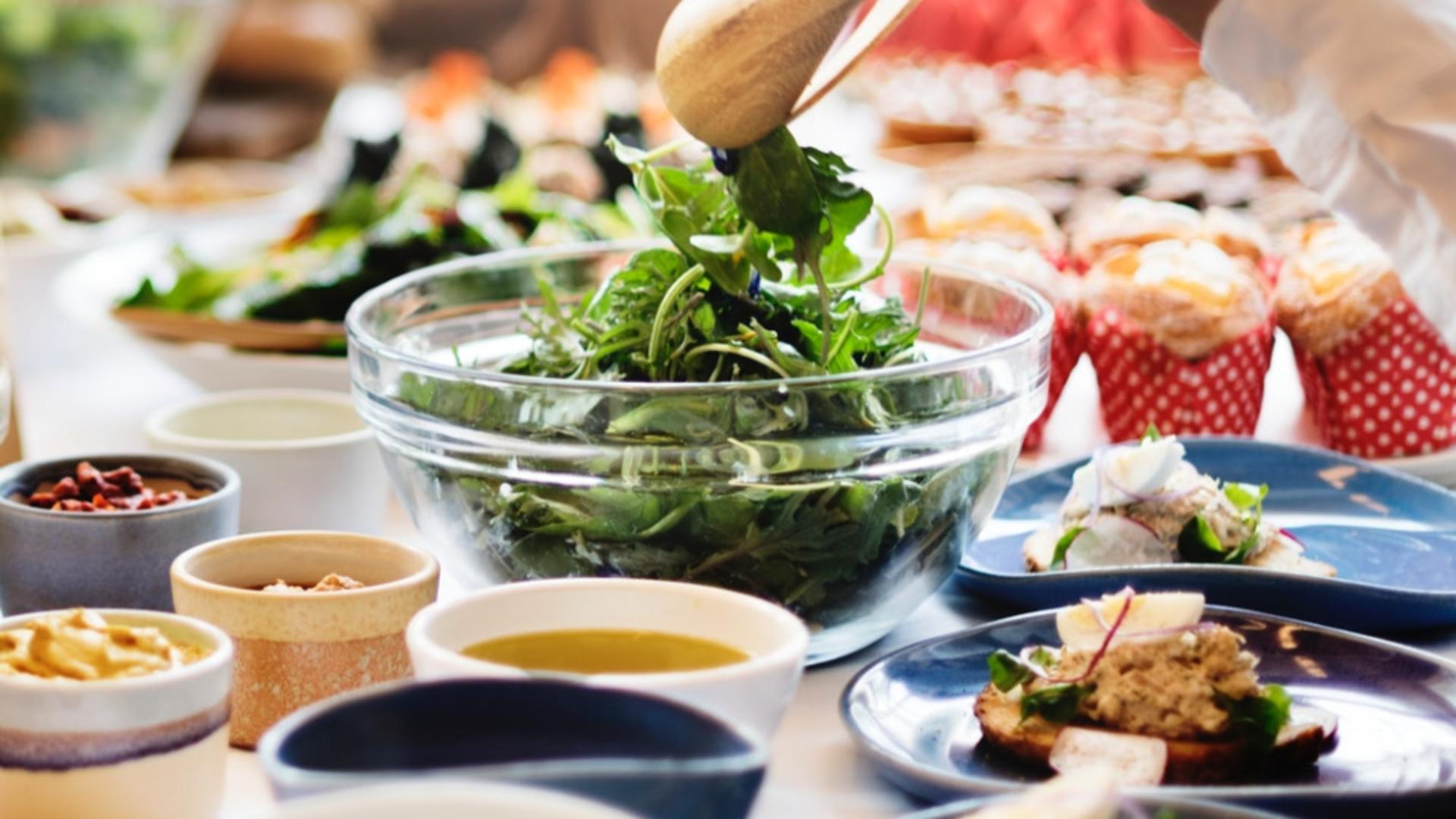 Cum devin salatele de vară bombe calorice, mai ales vara – Cele 3 ingrediente periculoase când ești la dietă