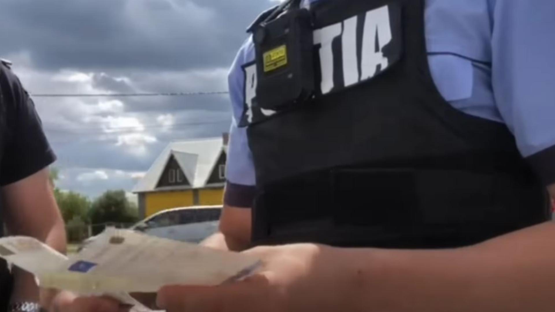 Polițist filmat de un șofer în timp ce-i rupea intenționat talonul mașinii VIDEO