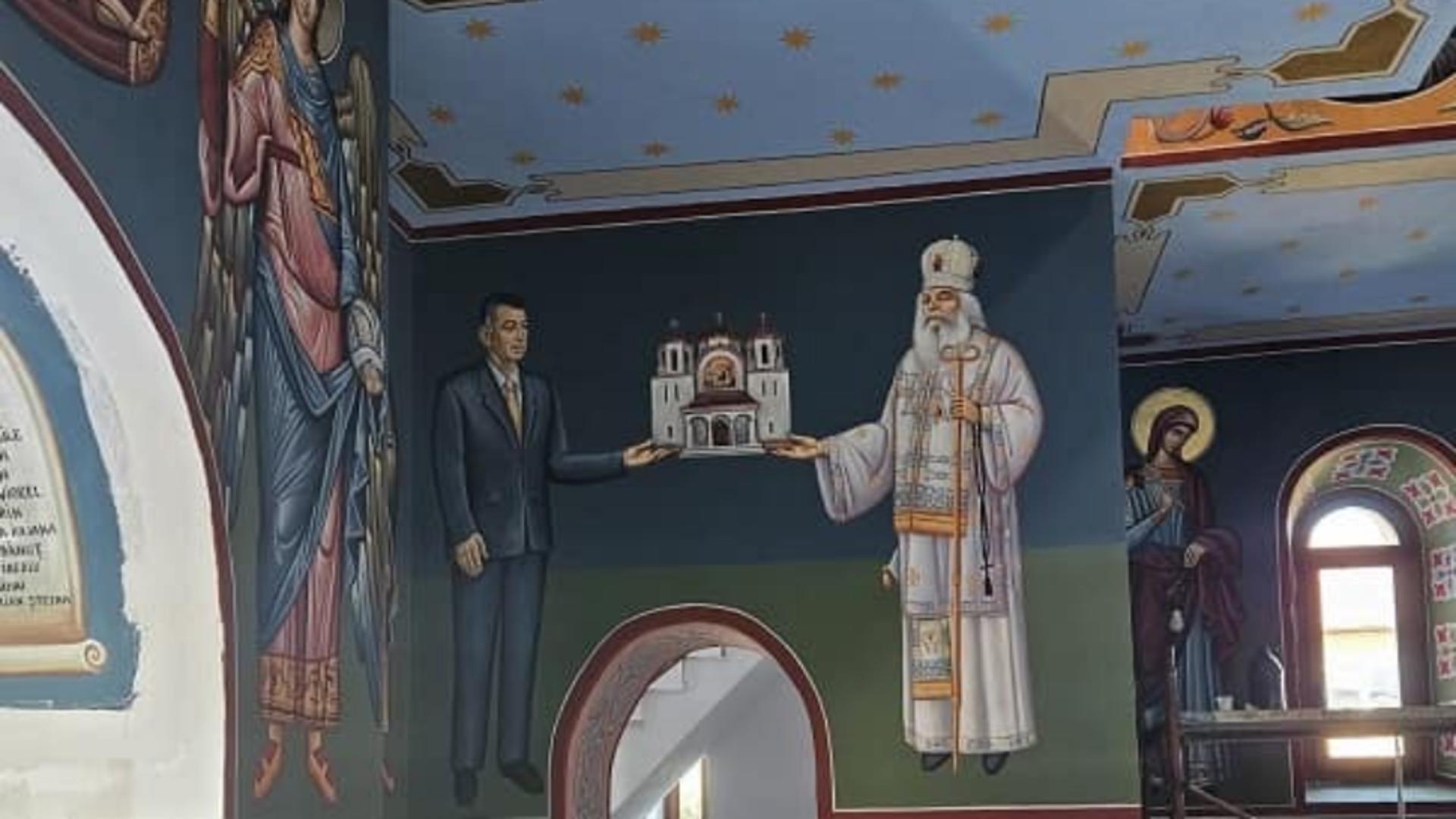 Primarul, alături se sfinți, pe pereții bisericii. Foto/FB