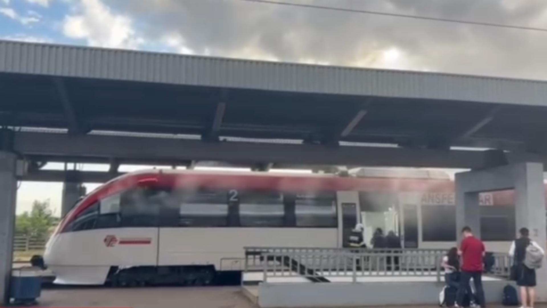 Incendiu produs la un tren de călători, în Ploiești, Gara de Vest. Foto: Facebook