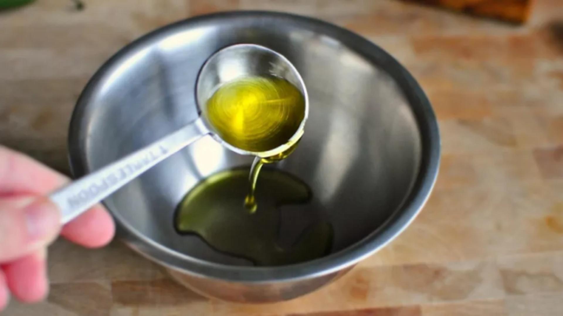 Care e diferența între uleiul de măsline virgin și cel extra virgin – Unul poate fi folosit la prăjit, celălalt doar în salate