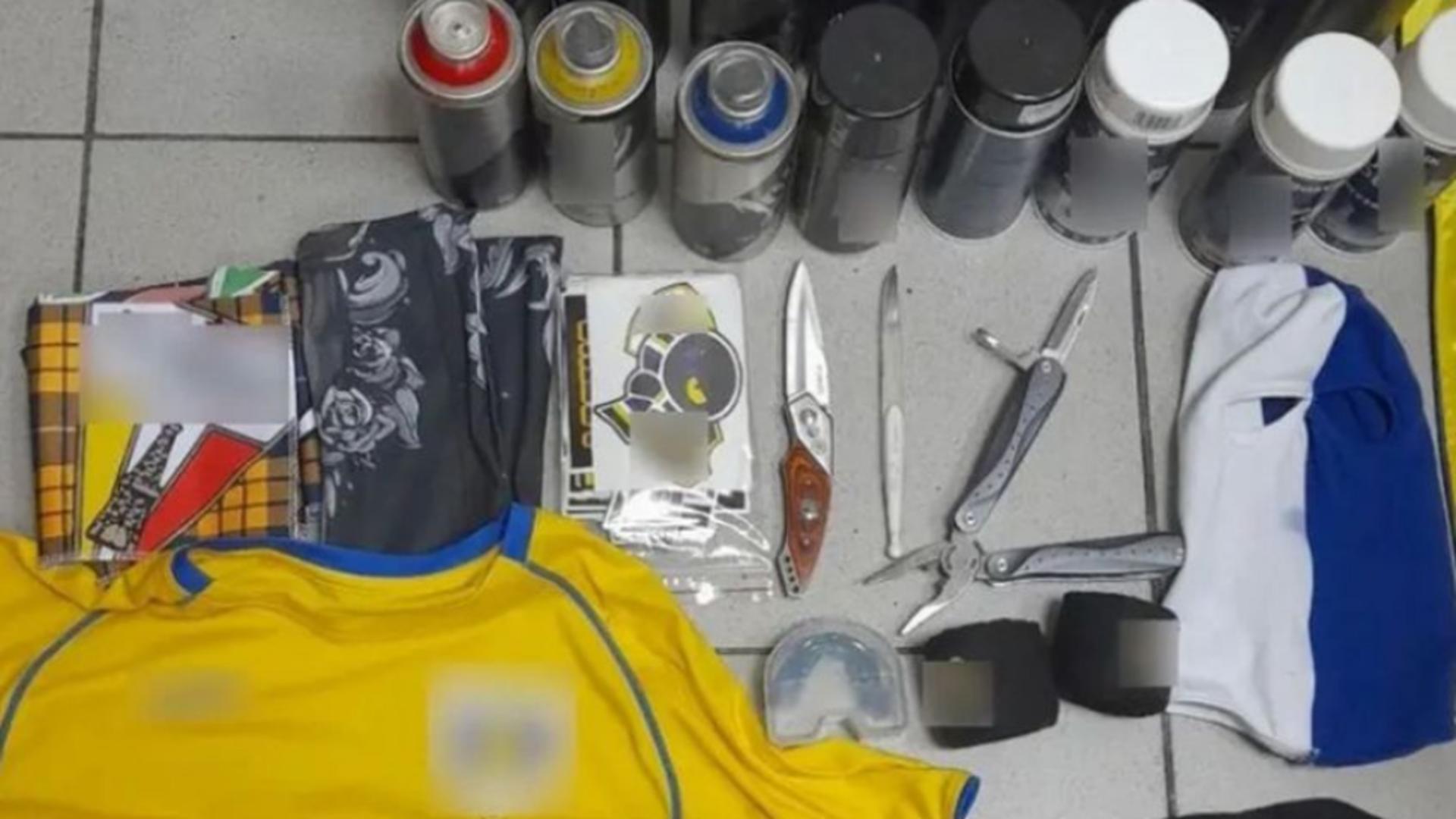 Controlorii au găsit asupra lor mai multe cuțite, un briceag și peste 20 de spray-uri cu vopsea. Foto/GSP