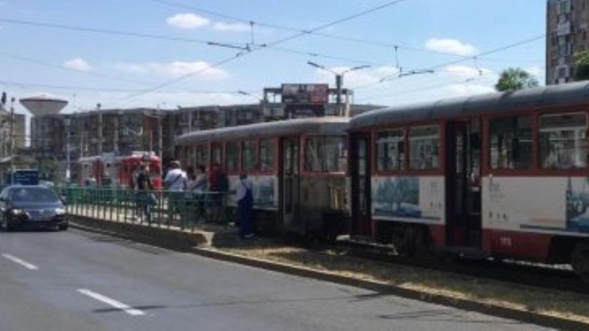Accident înfiorător la Arad. O femeie a murit, prinsă sub tramvai, după ce căruciorul în care era fiica ei cu handicap s-a blocat între uși