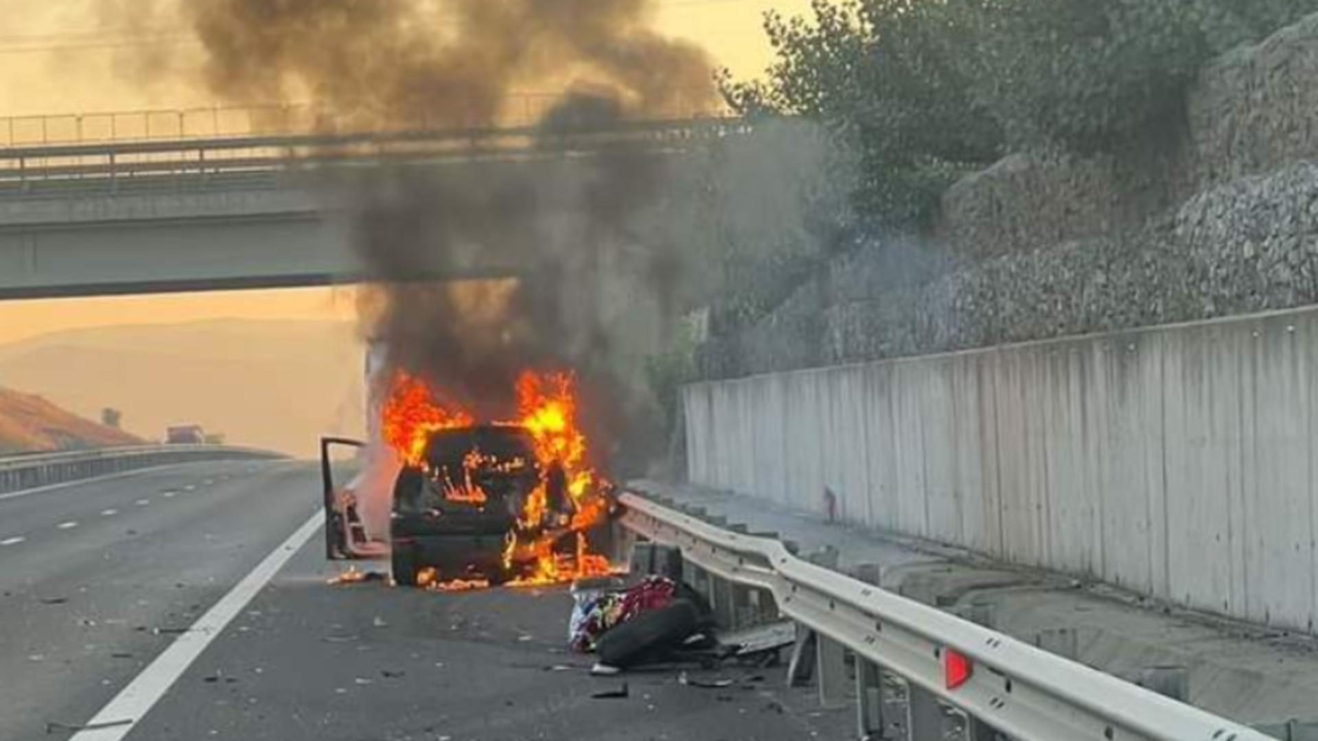 O mașină a ars ca o torță pe A1, între Deva şi Sibiu! Șoferul s-a salvat în ultima clipă - Imagini șocante/ Captură video