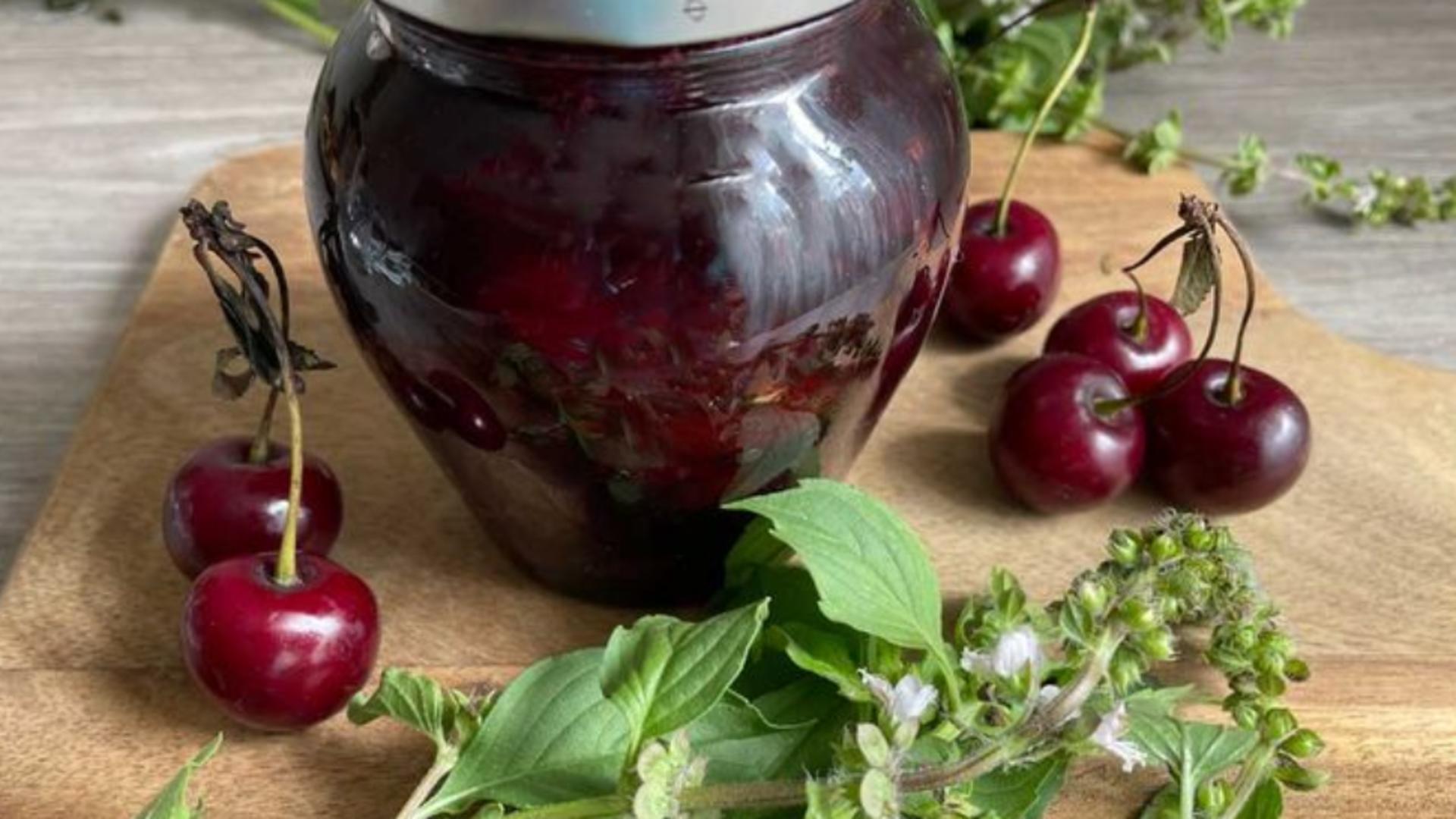 Cum prepari o garnitură originală de cireșe sau vișine murate – Trucul simplu pentru o conservă de fructe