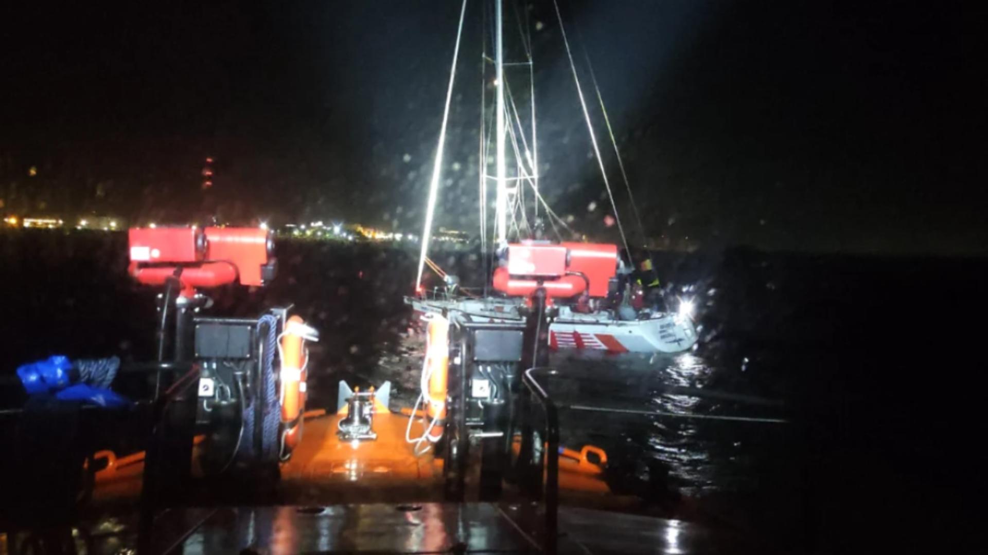 Un velier cu 5 persoane la bord, în pericol de scufundare în Marea Neagră! Intervenție contracronometru în condiții de vreme extremă