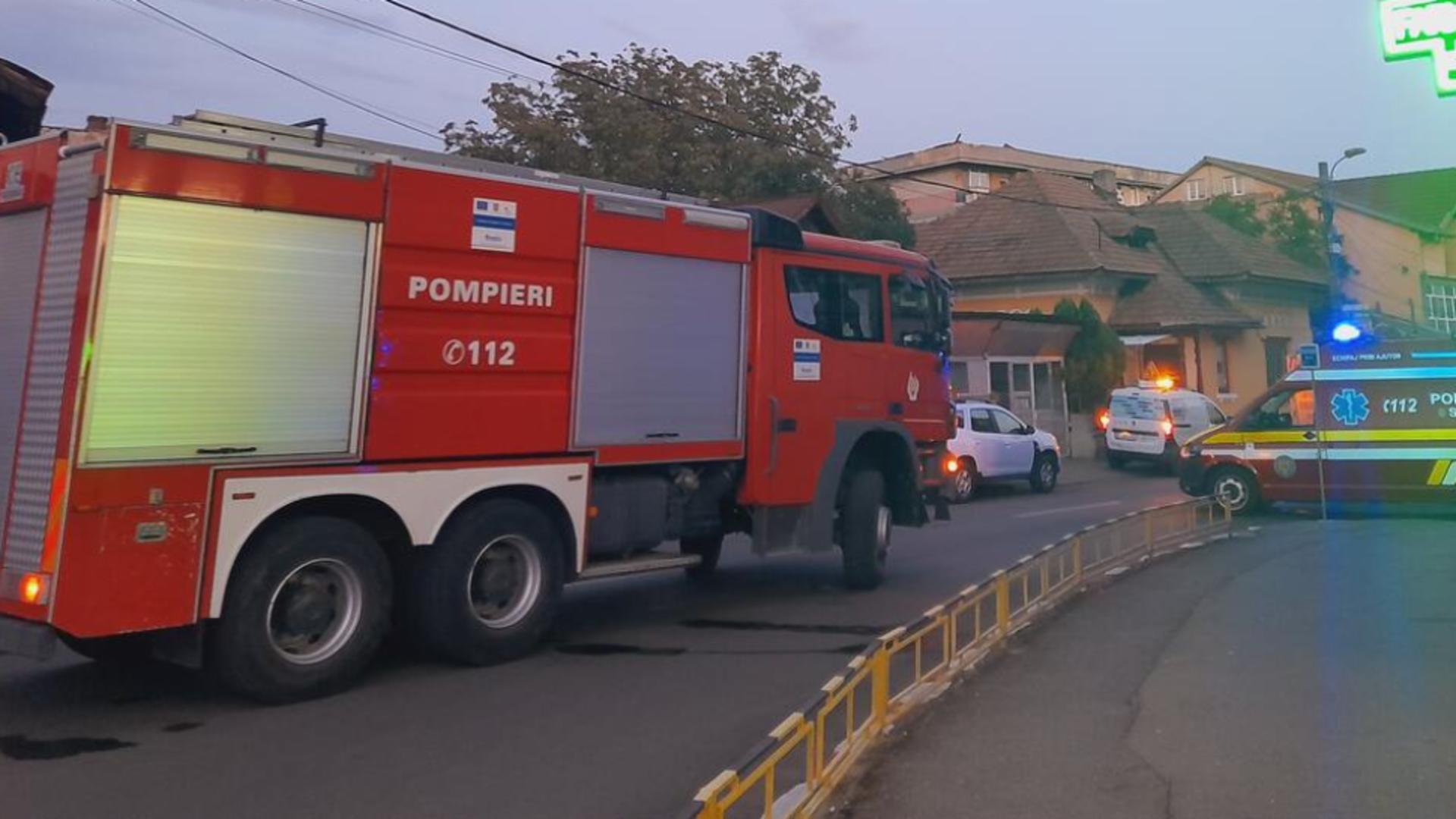 Alertă în Târgu Jiu: O stradă a fost complet închisă după ce a apărut o ridicătură suspectă în asfalt - Intervenția pompierilor