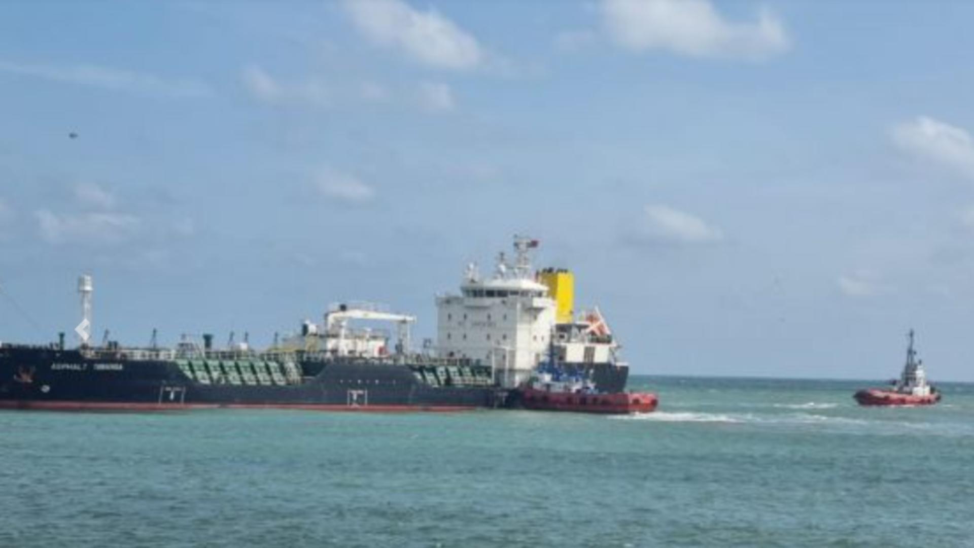 Incident la Marea Neagră. Un petrolier încărcat cu bitum a eșuat în timpul manevrei de intrare în Portul Mangalia