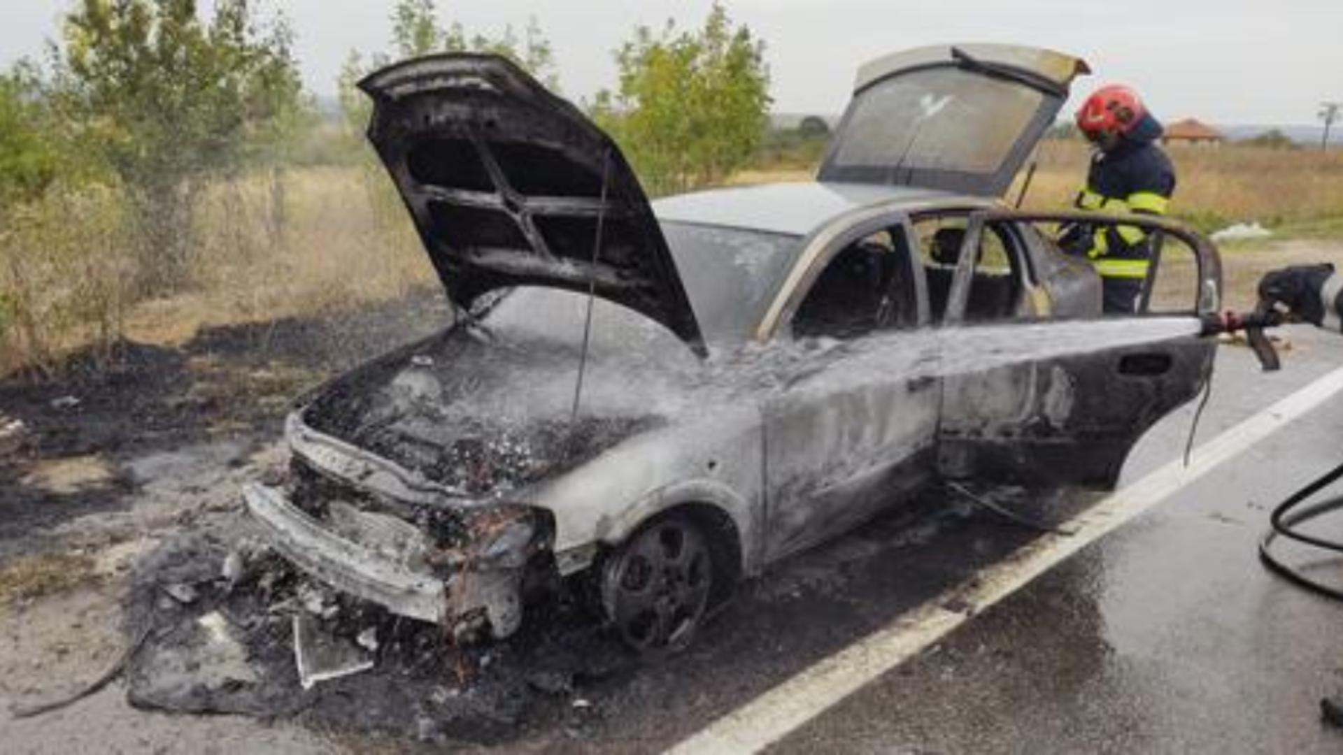 Mașină în flăcări pe Drumul Expres Craiova-Pitești – S-a făcut SCRUM | VIDEO