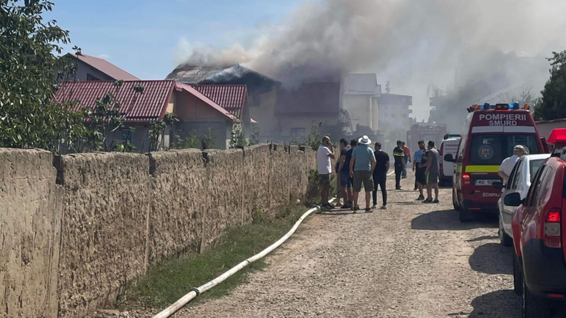 Incendiu la o casă din orașul Pantelimon. Două persoane, transportate la spital cu arsuri - Intervin pompierii