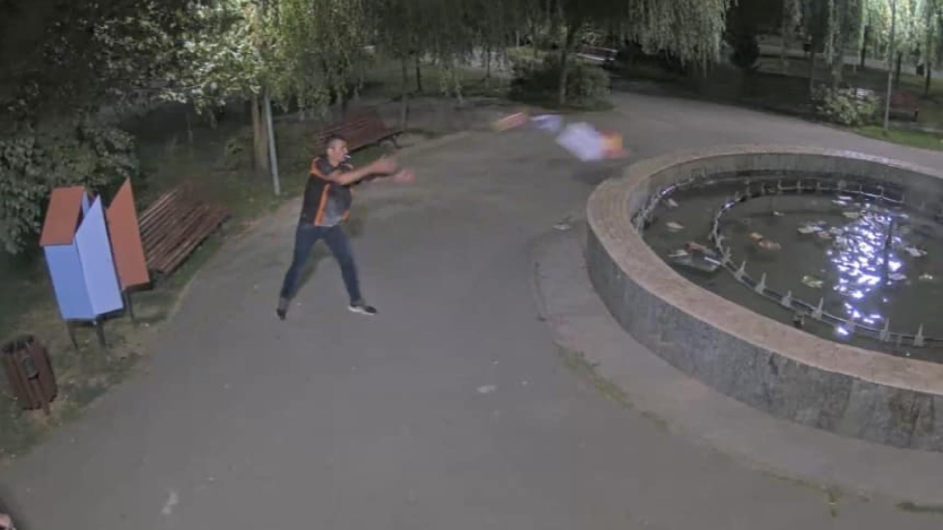 Bărbat surpris de camerele video în timp ce vandaliza o căsută cu cărţi dintr-un parc din Sectorul 6. Reacția Primărie - FOTO