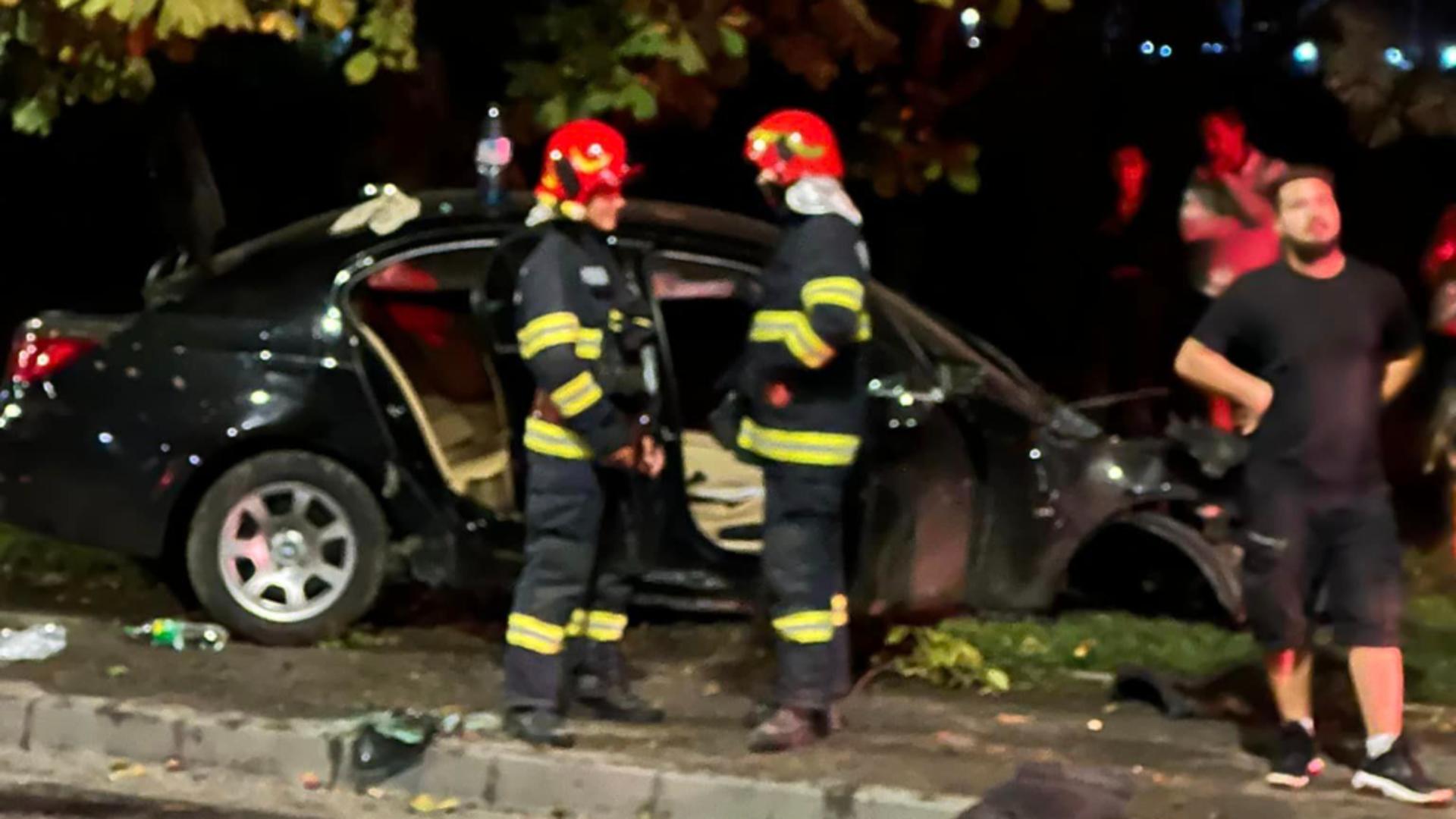 Accident violent pe bulevardul Iuliu Maniu din Capitală! O mașină s-a izbit de un copac – Imagini incredibile