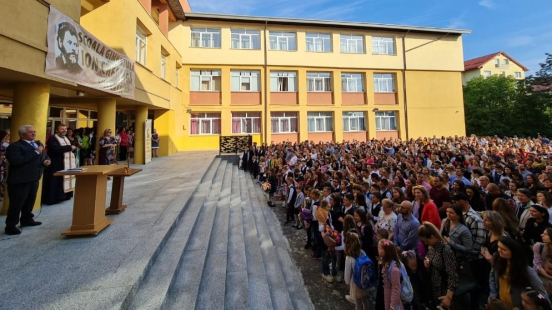 Primarul român care a participat, „conform tradiției”, la deschiderea anului școlar în 17 școli 