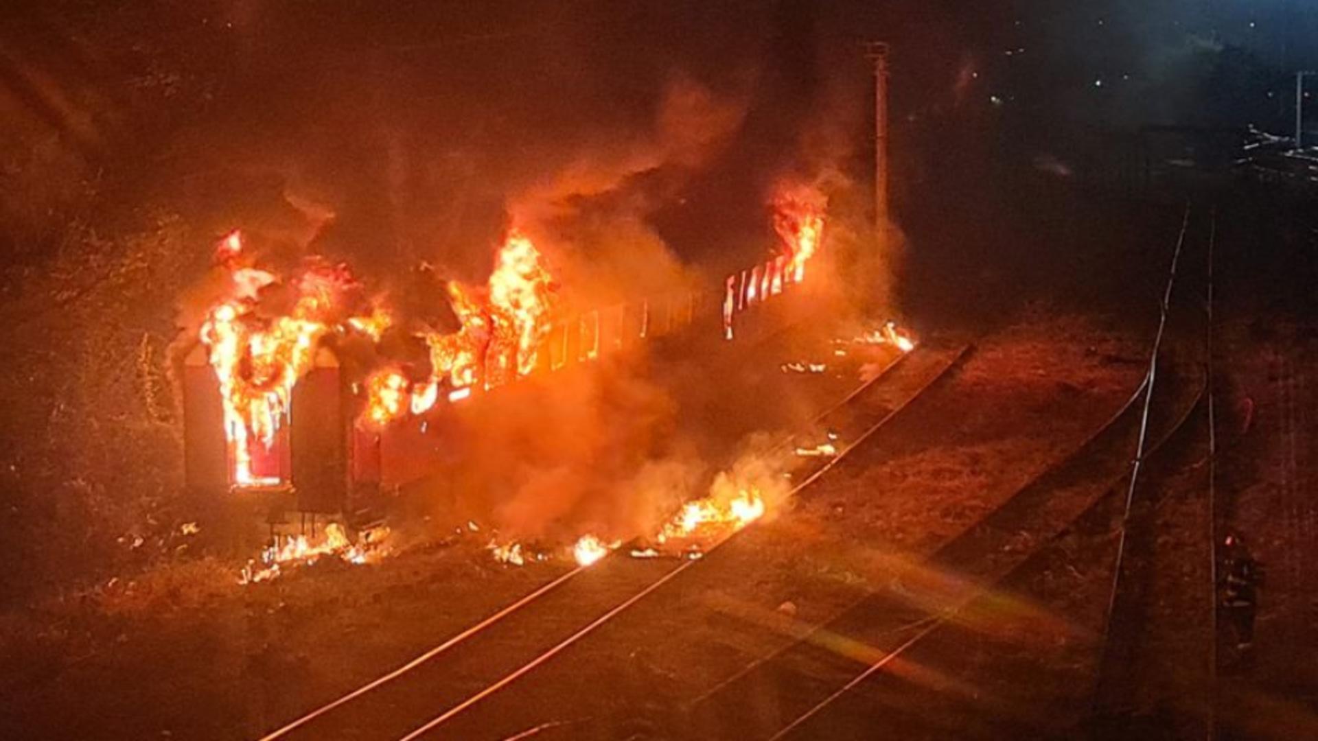 Vagon în flăcări în gara Iași. Intervenție contra cronometru în lupta cu flăcările