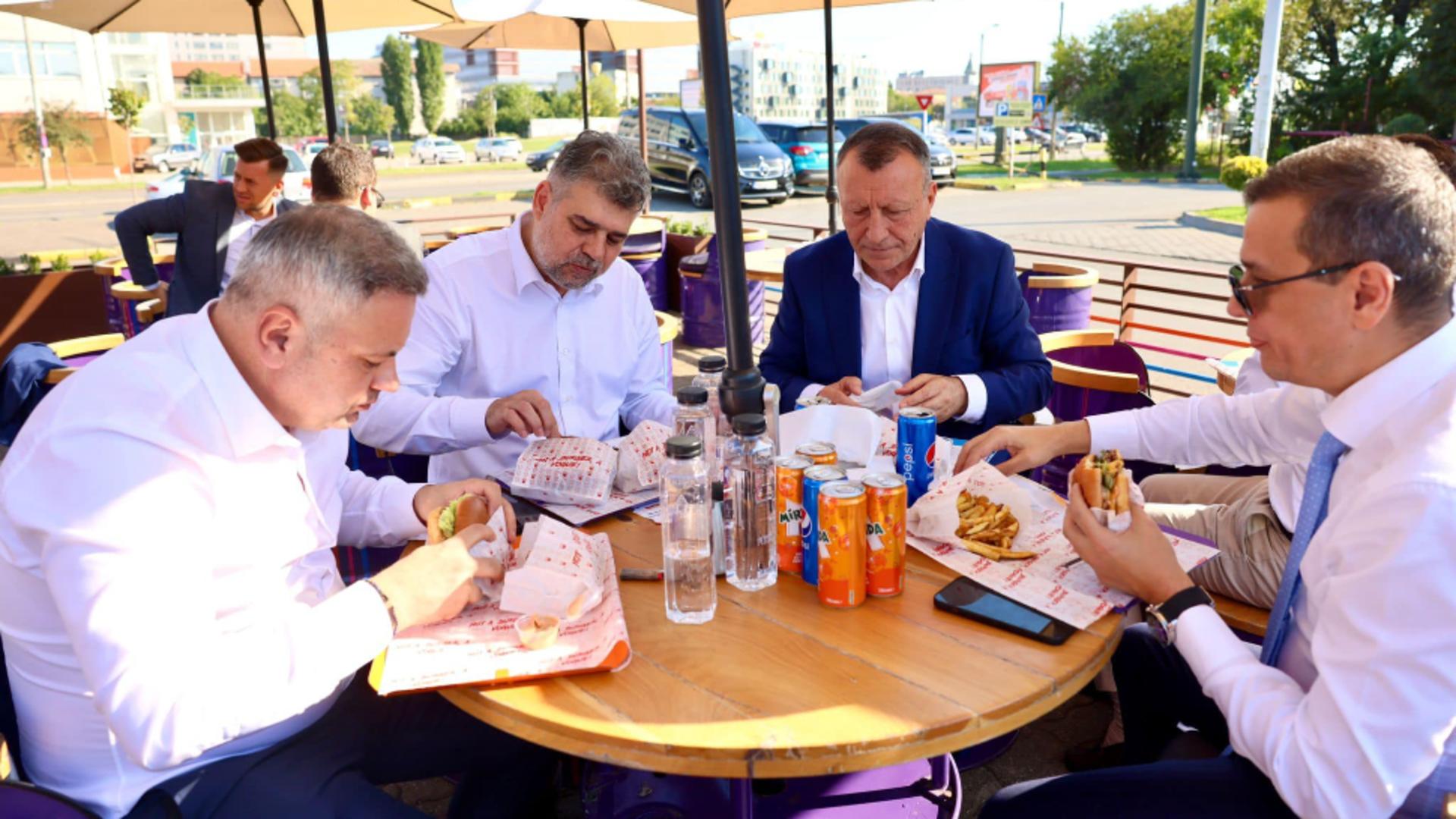 Marcel Ciolacu, la burger alături de alți colegi din partid – Imagini inedite cu premierul României