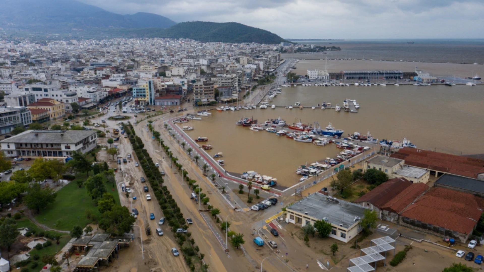 MAE: Aproape 100 de români, blocați în Grecia din cauza inundațiilor - Au fost debarcați de pe feribot și așteaptă evacuarea