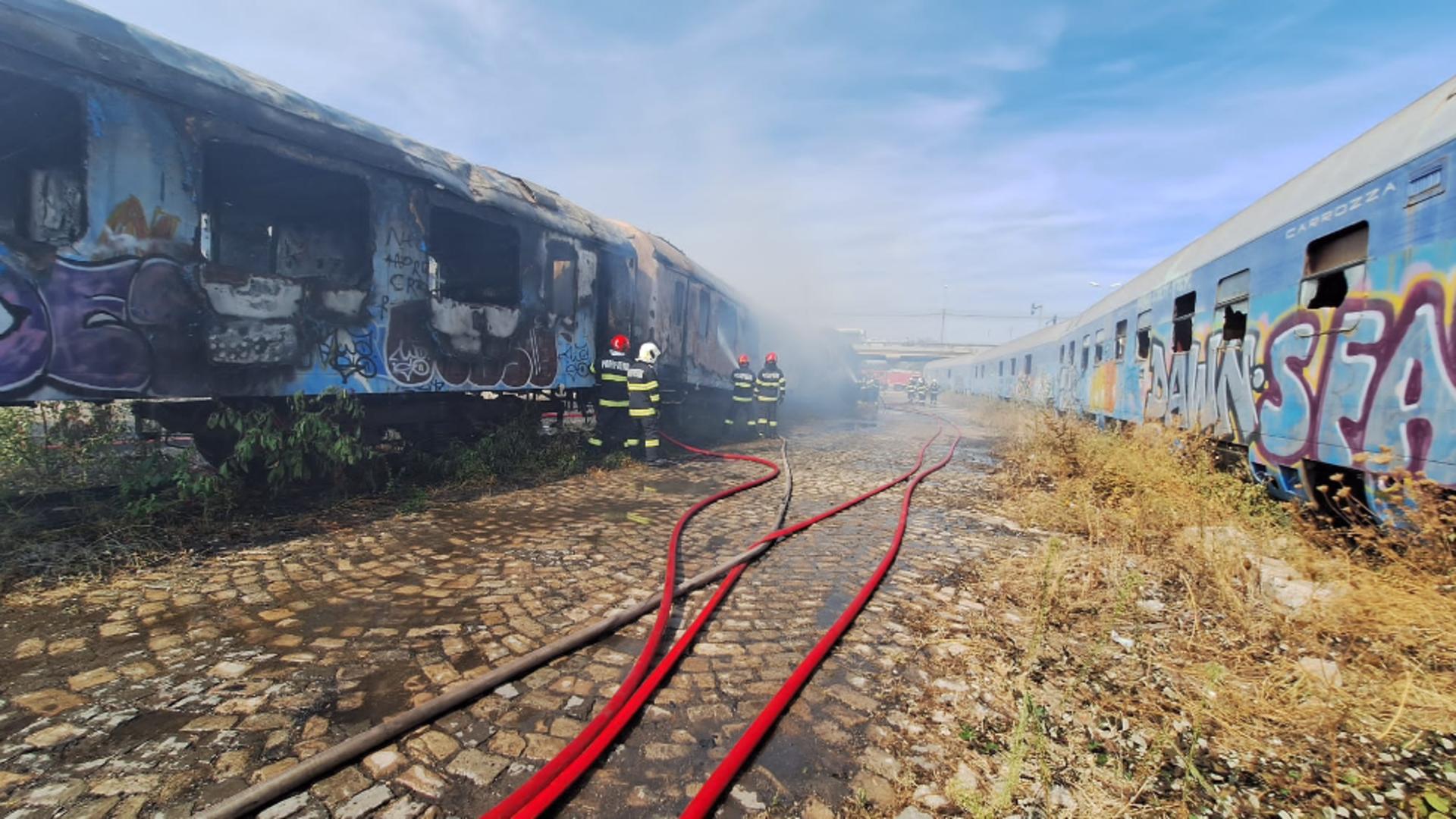 Incendiu între Podul Grand și Podul Basarab – Două vagoane au luat foc – Fumul, vizibil de la mare distanță