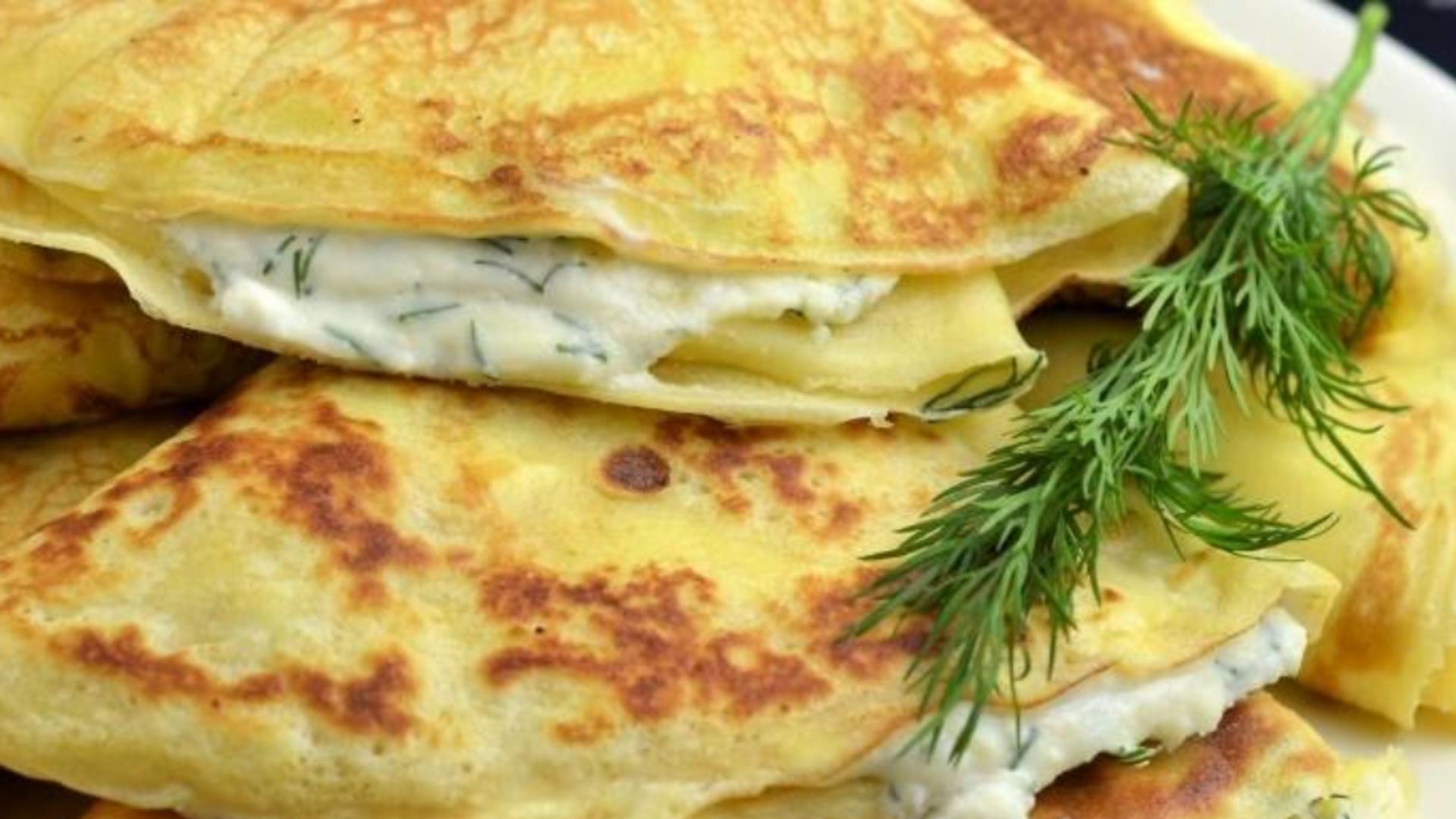 Clătite pufoase și fragede umplute cu brânză – Secretul celui mai simplu aperitiv