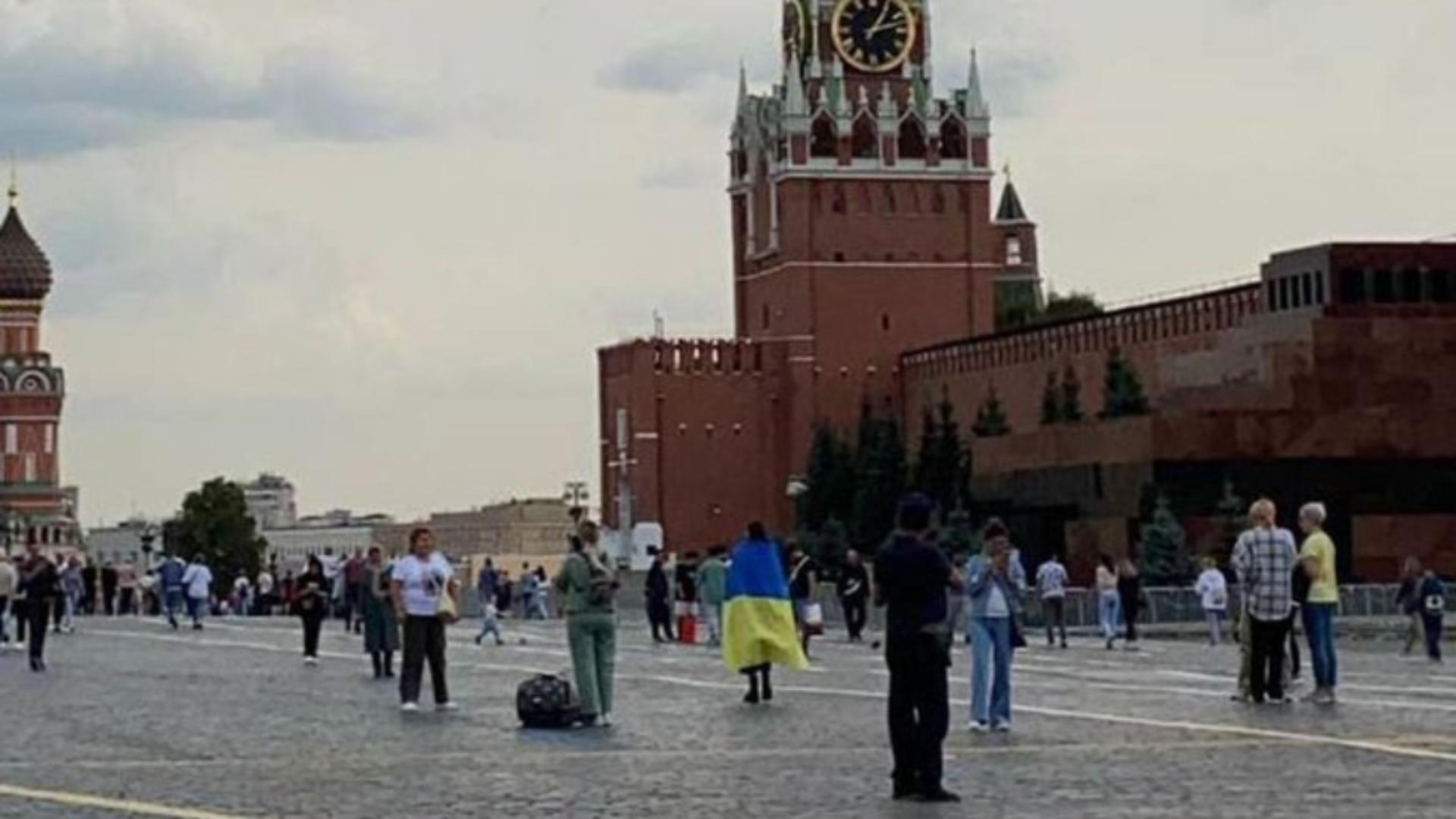 Sfidare maximă sub nasul lui Putin – Gest de curaj nebun la Kremlin: O tânără a defilat învelită în steagul ucrainean în Piața Roșie