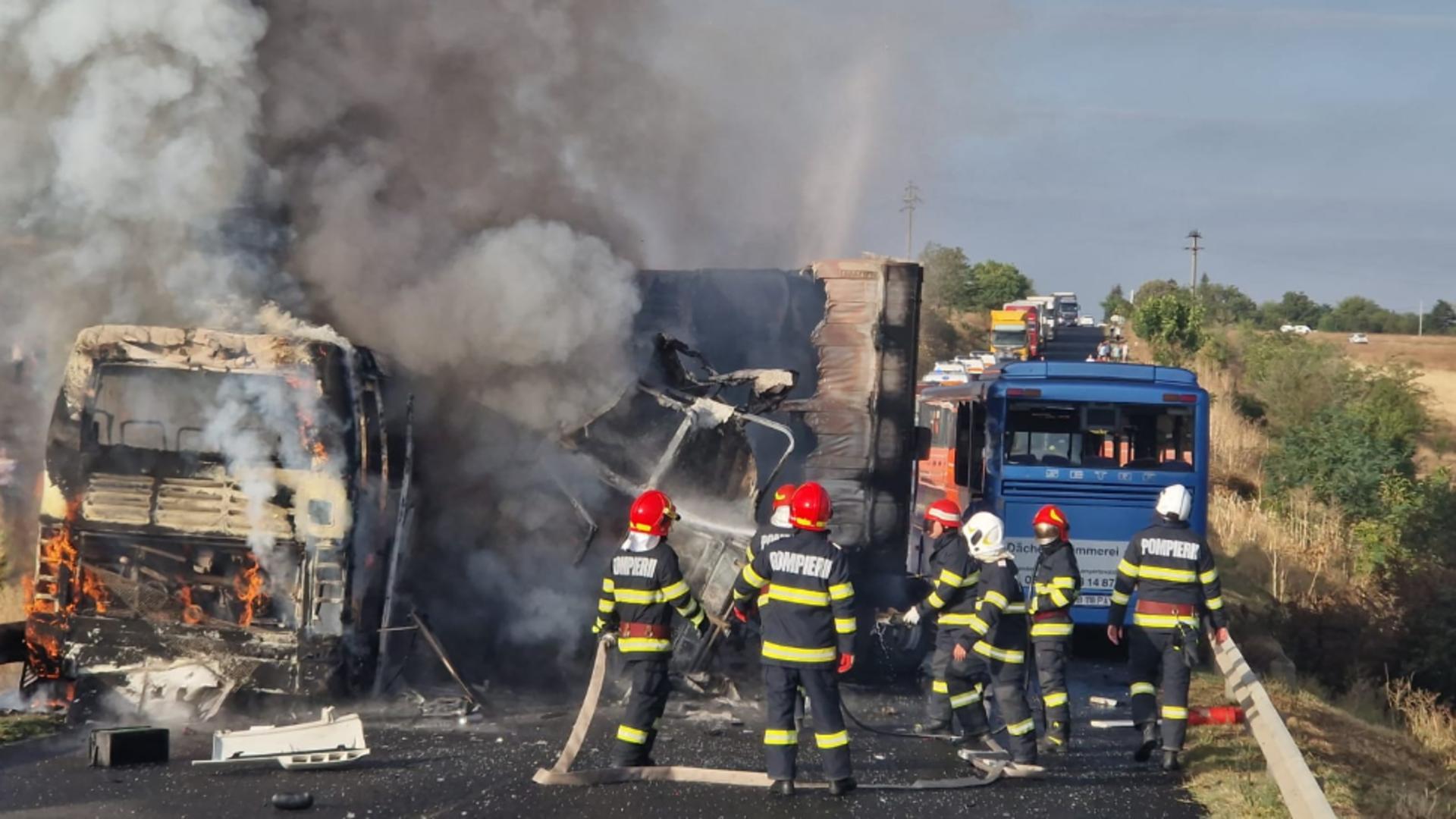 Accident grav, în Teleorman: două autocare și un TIR, în flăcări
