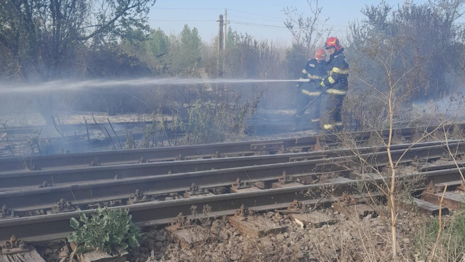 Incendiu de vegetație extins pe calea ferată: 3 trenuri de călători au fost oprite pe traseu