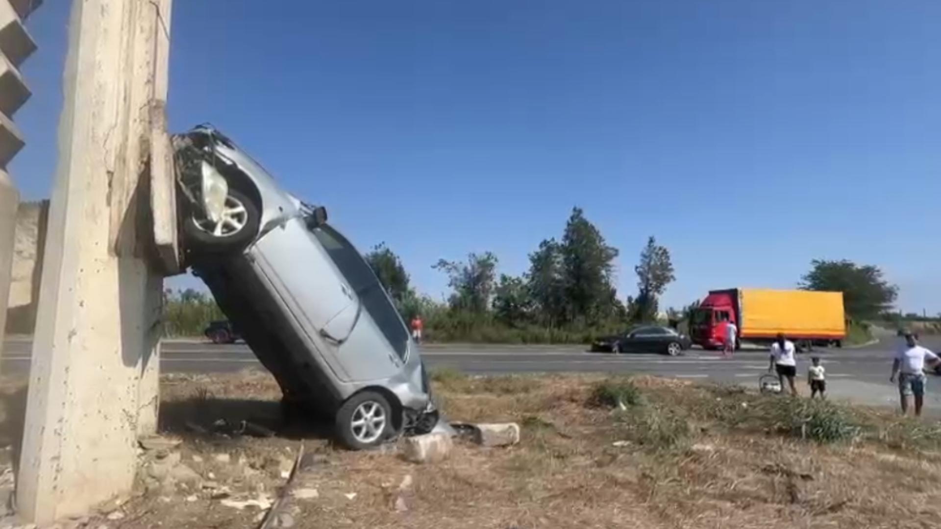 Accident spectaculos, la intersecția localităților Medgidia și Cuza Vodă: o mașină s-a urcat pe un stâlp – VIDEO
