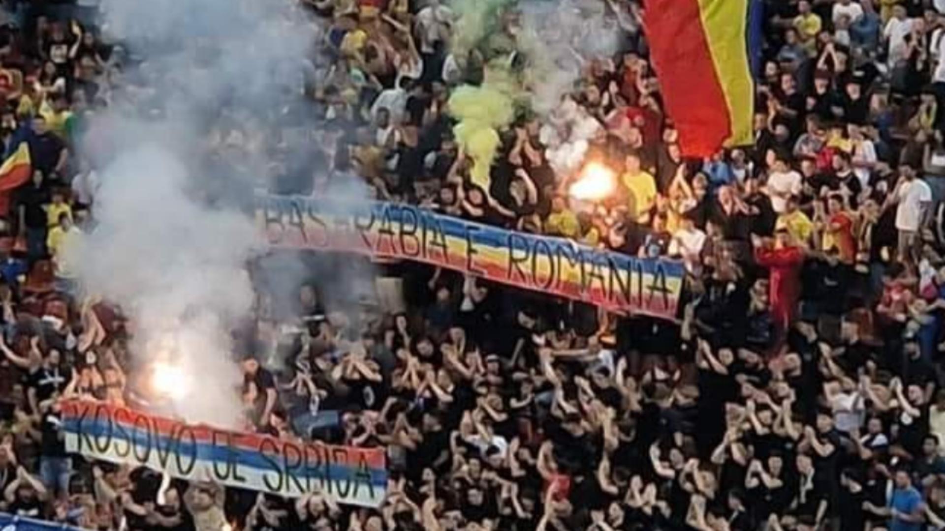 Meciul România-Kosovo, întrerupt o oră. O grupare a fanilor români a afișat mesajul “Kosovo este Serbia”