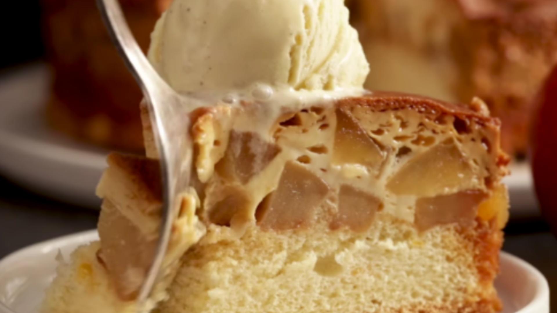 Deliciul toamnei: tort cu cremă de mere și înghețată. Rețeta simplă și pe înțelesul tuturor/ Captură Youtube